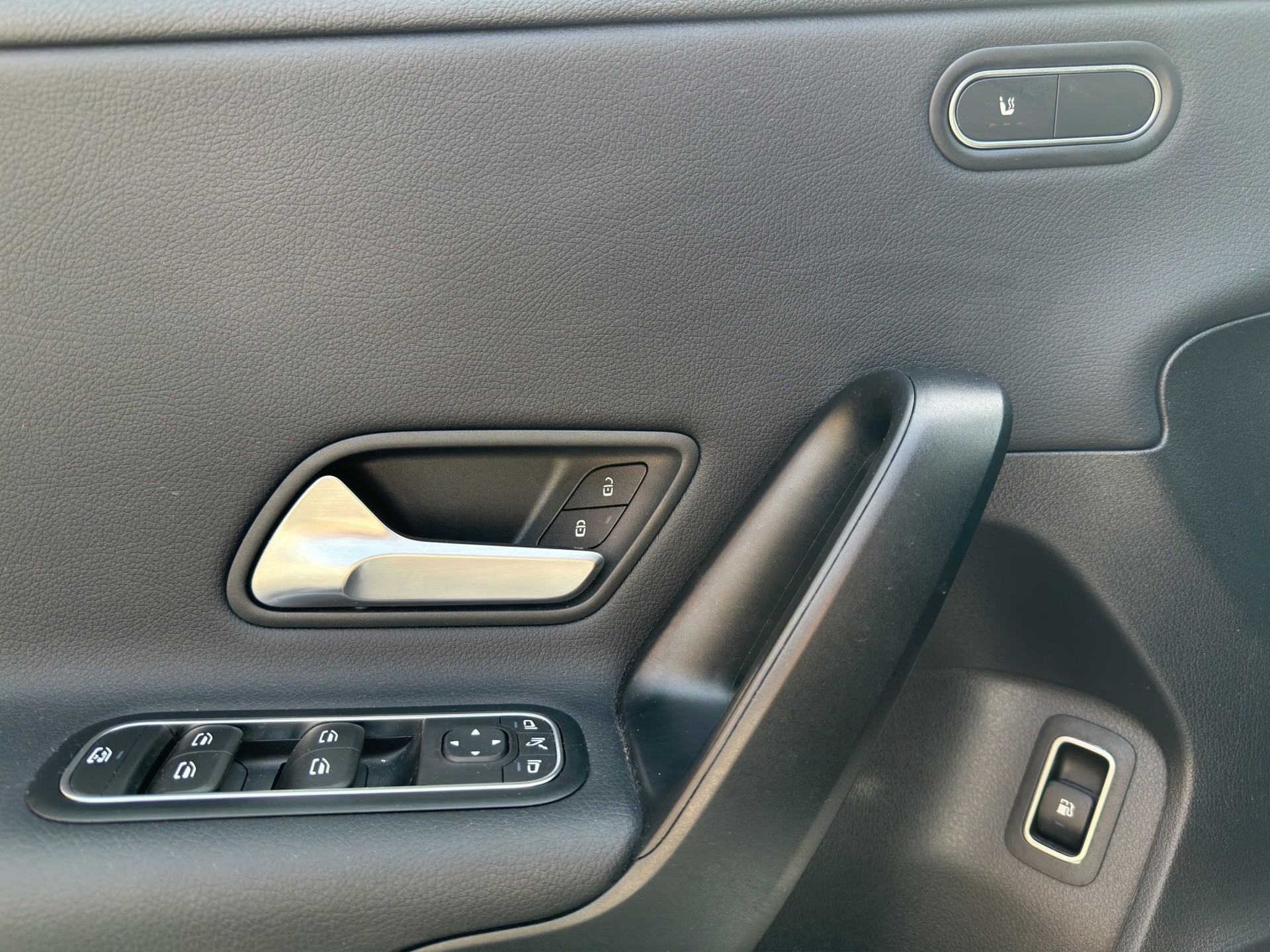 MERCEDES-BENZ A 250e Progressive 8G-DCT-image-8