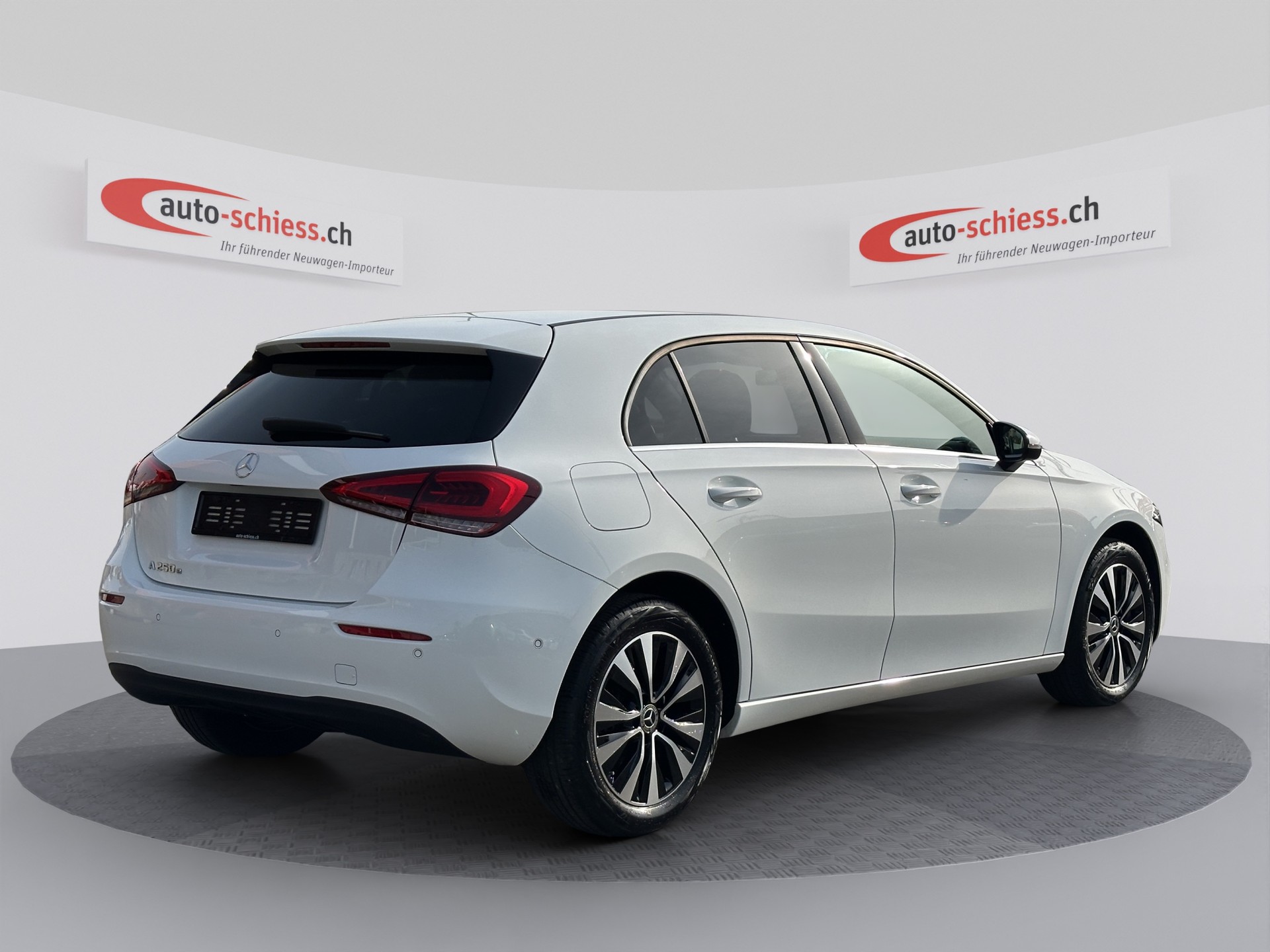 MERCEDES-BENZ A 250e Progressive 8G-DCT-image-4