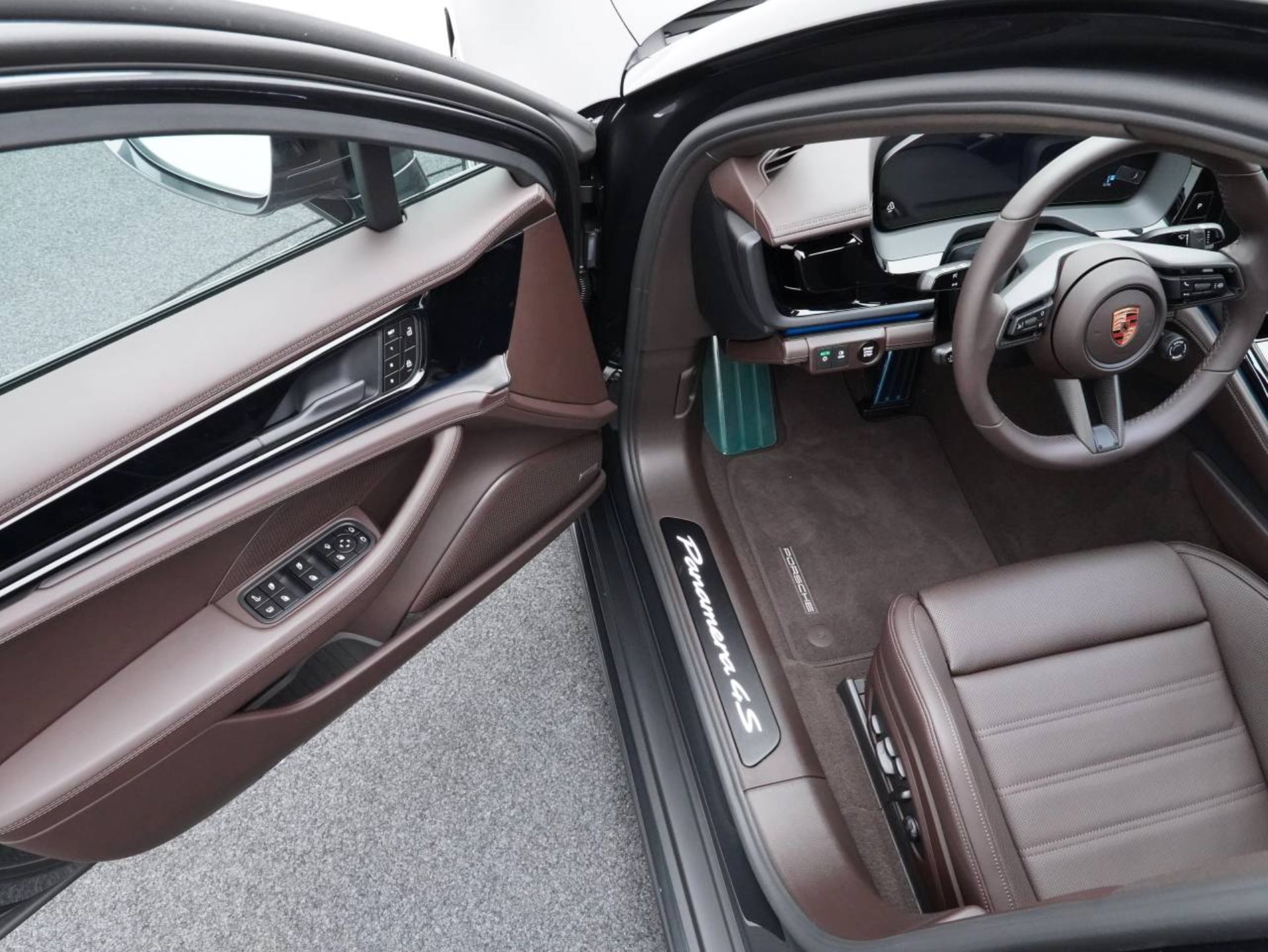 PORSCHE Panamera 4S E-Hybrid-showroom-element-3