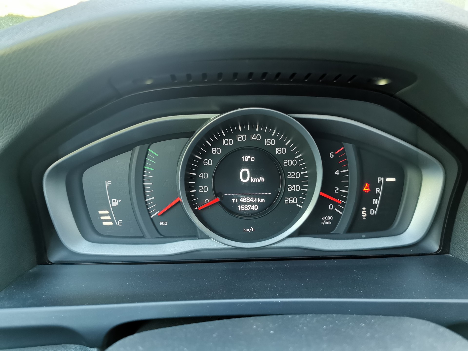 VOLVO V60 D4 AWD Momentum Geartronic-image-10