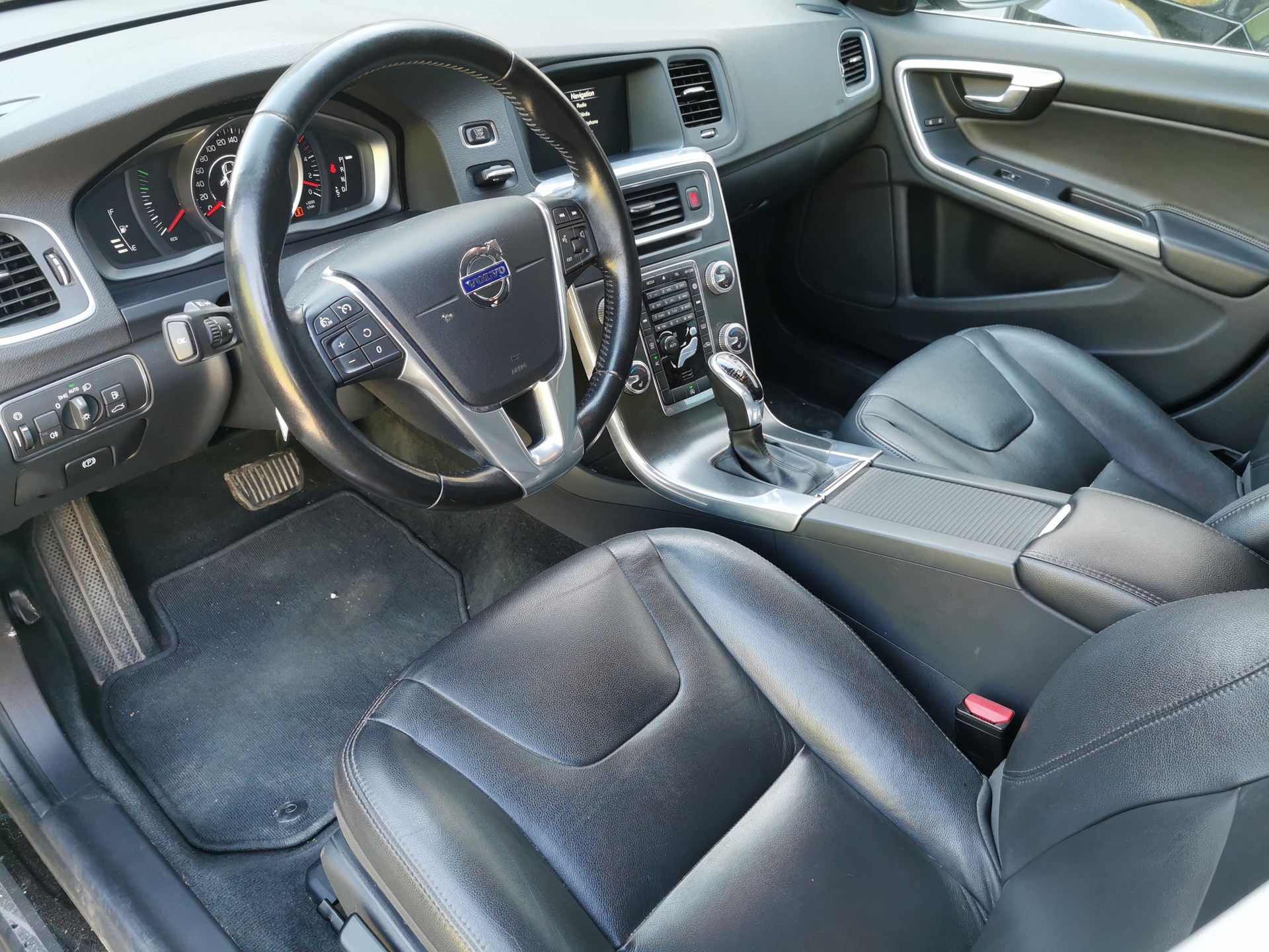 VOLVO V60 D4 AWD Momentum Geartronic-image-8