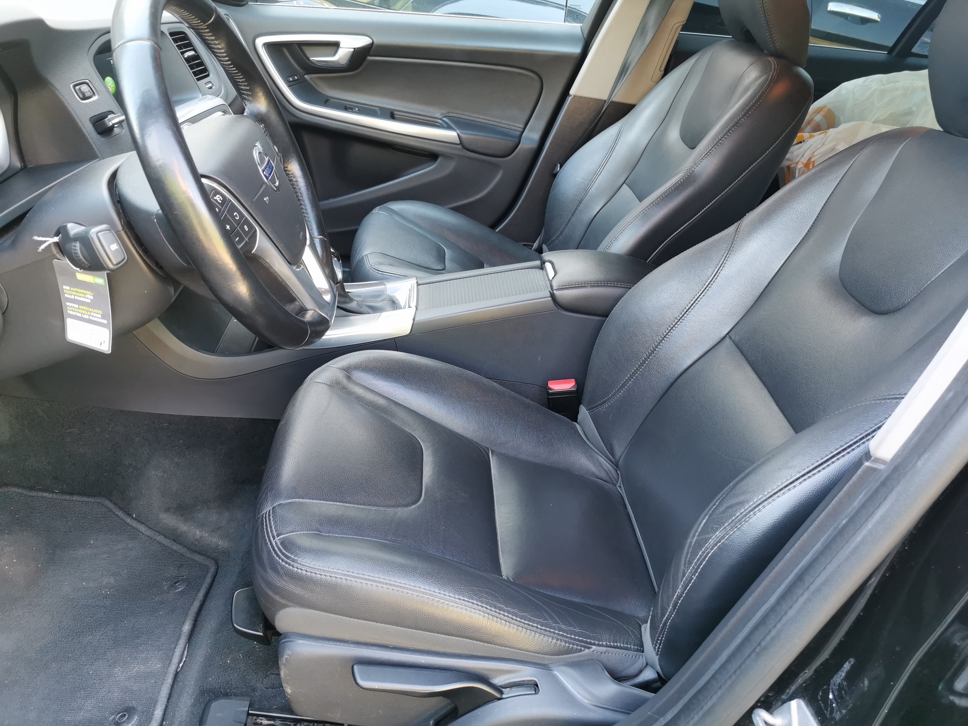 VOLVO V60 D4 AWD Momentum Geartronic-image-9