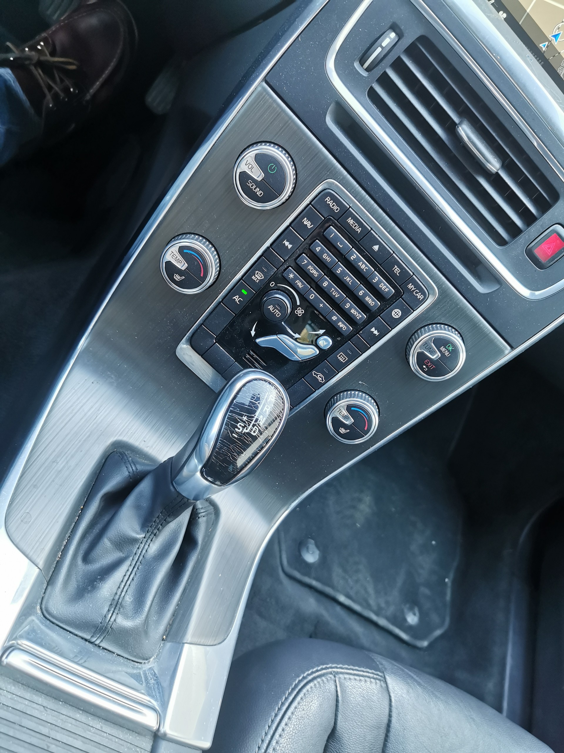 VOLVO V60 D4 AWD Momentum Geartronic-image-11
