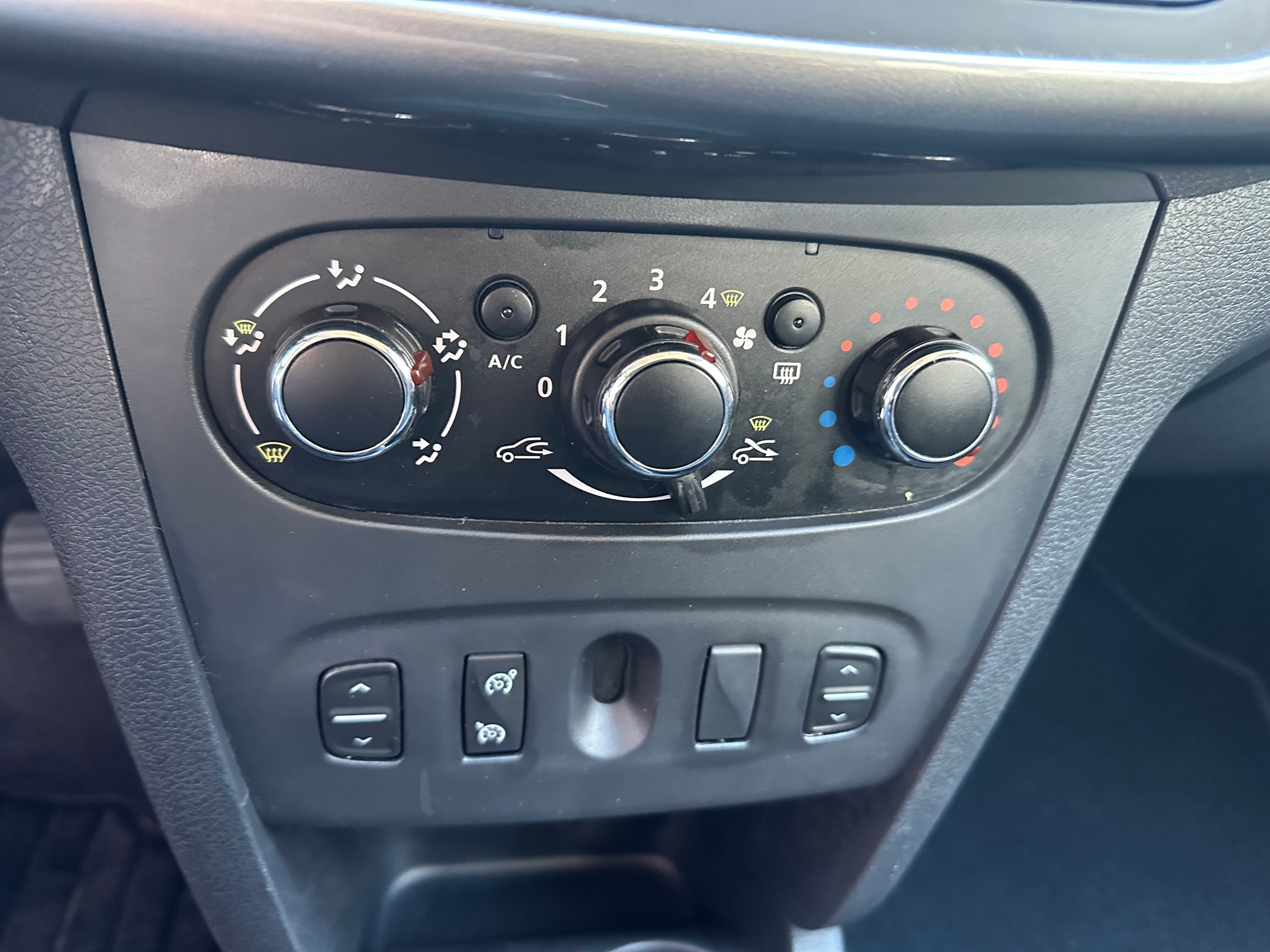 DACIA Logan MCV 0.9 Lauréate-image-4
