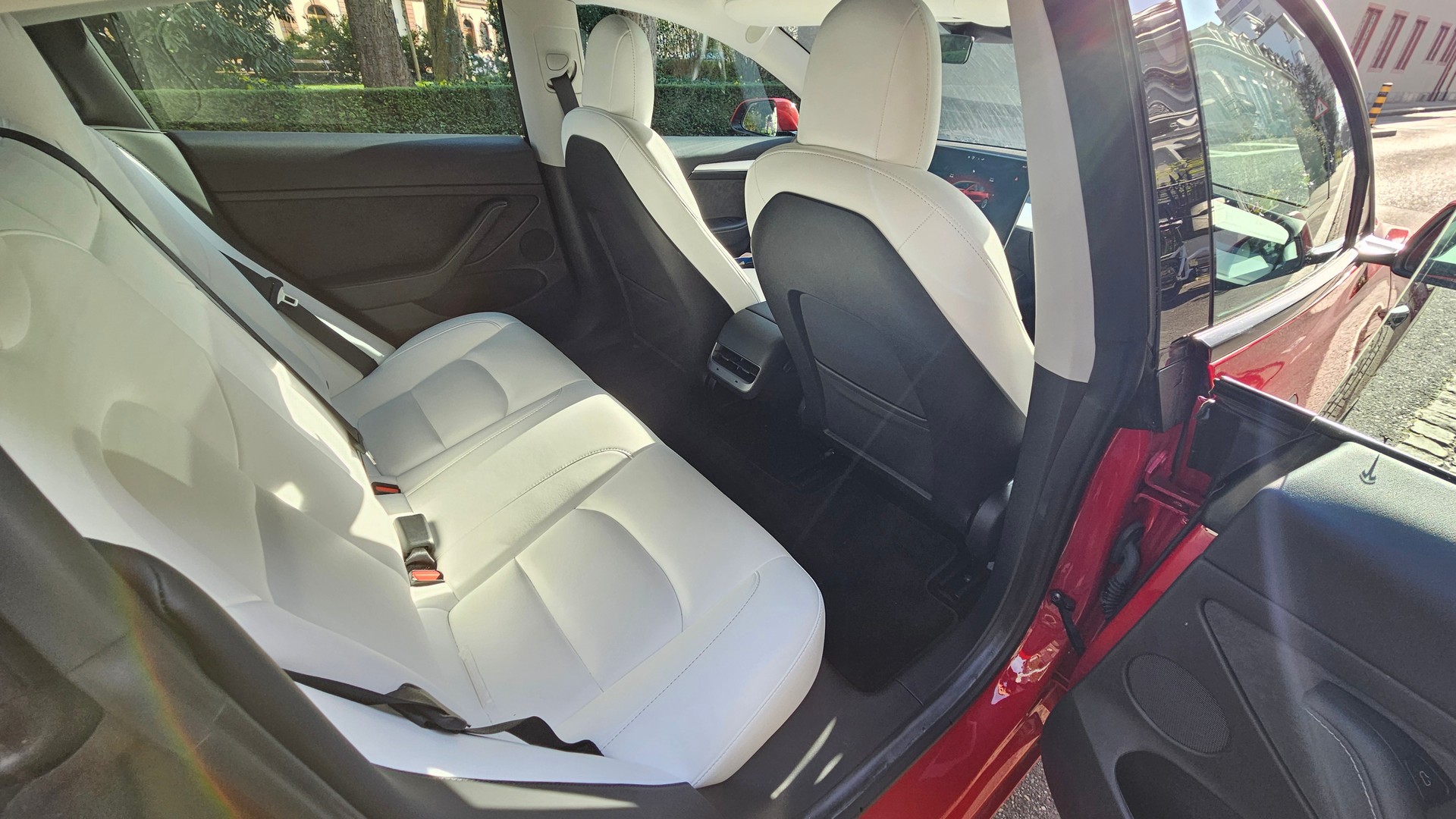 TESLA MODEL 3-image-3