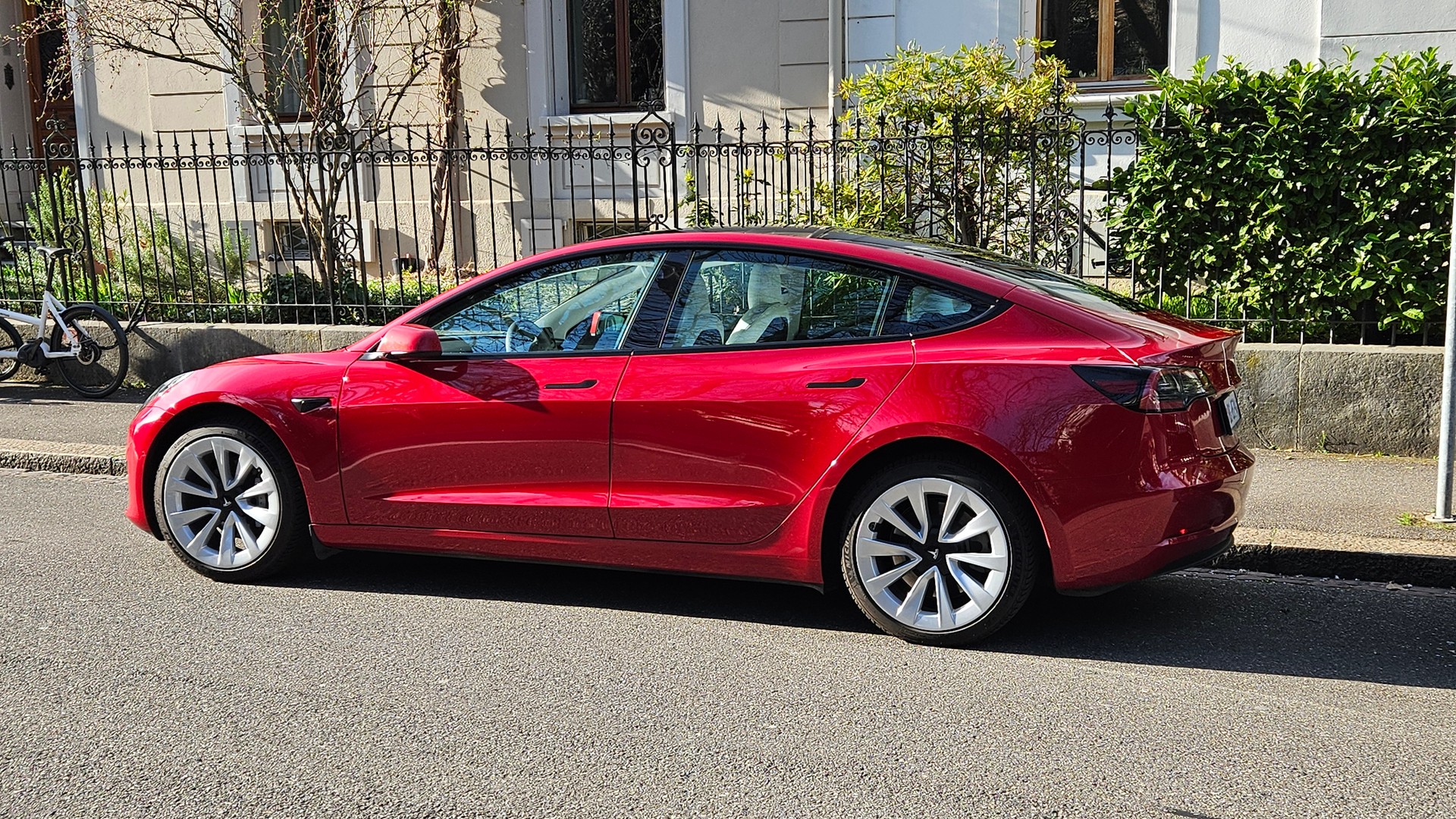 TESLA MODEL 3-image-0