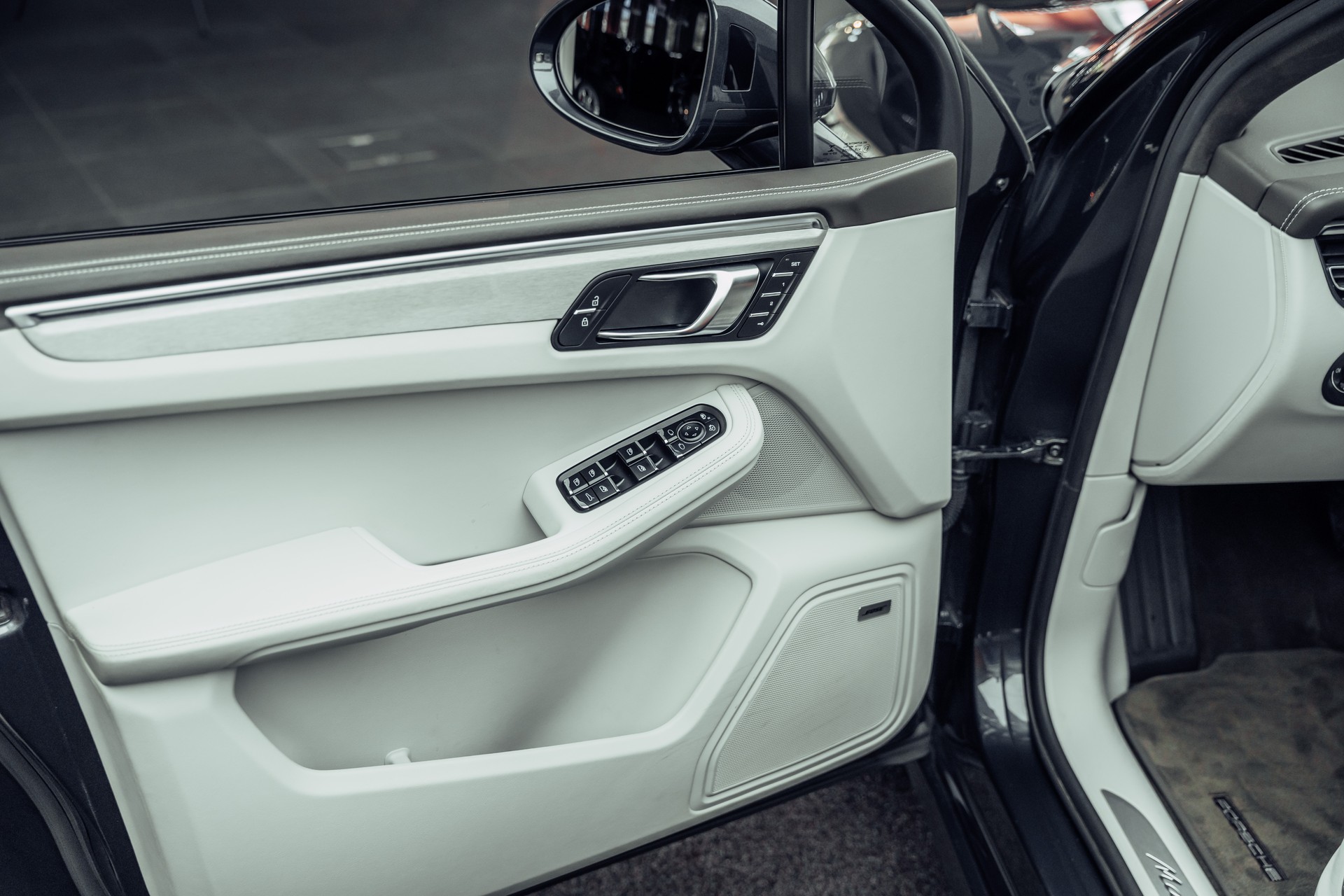 PORSCHE Macan Turbo PDK-image-12
