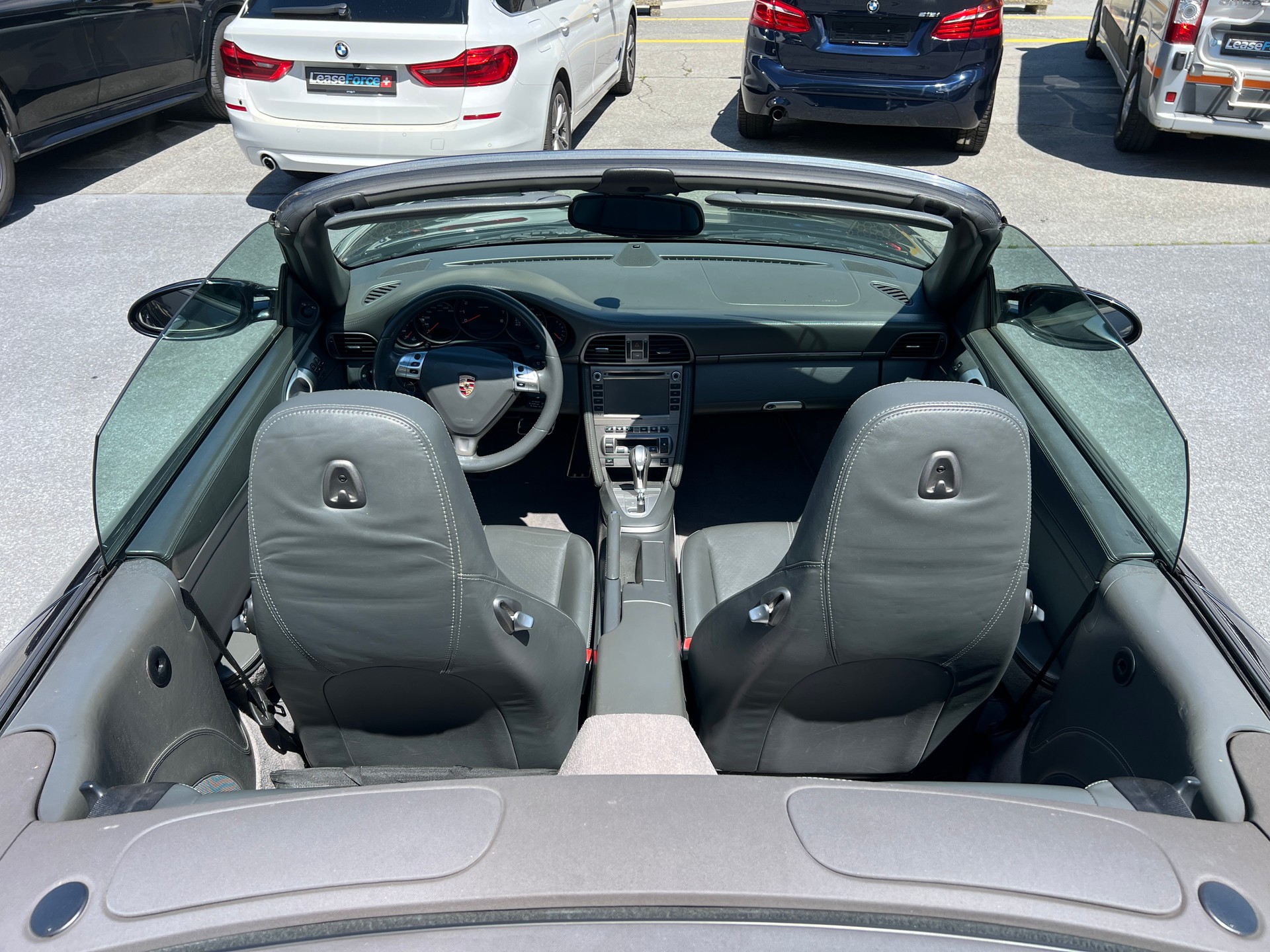 PORSCHE 911 Carrera 4-image-14