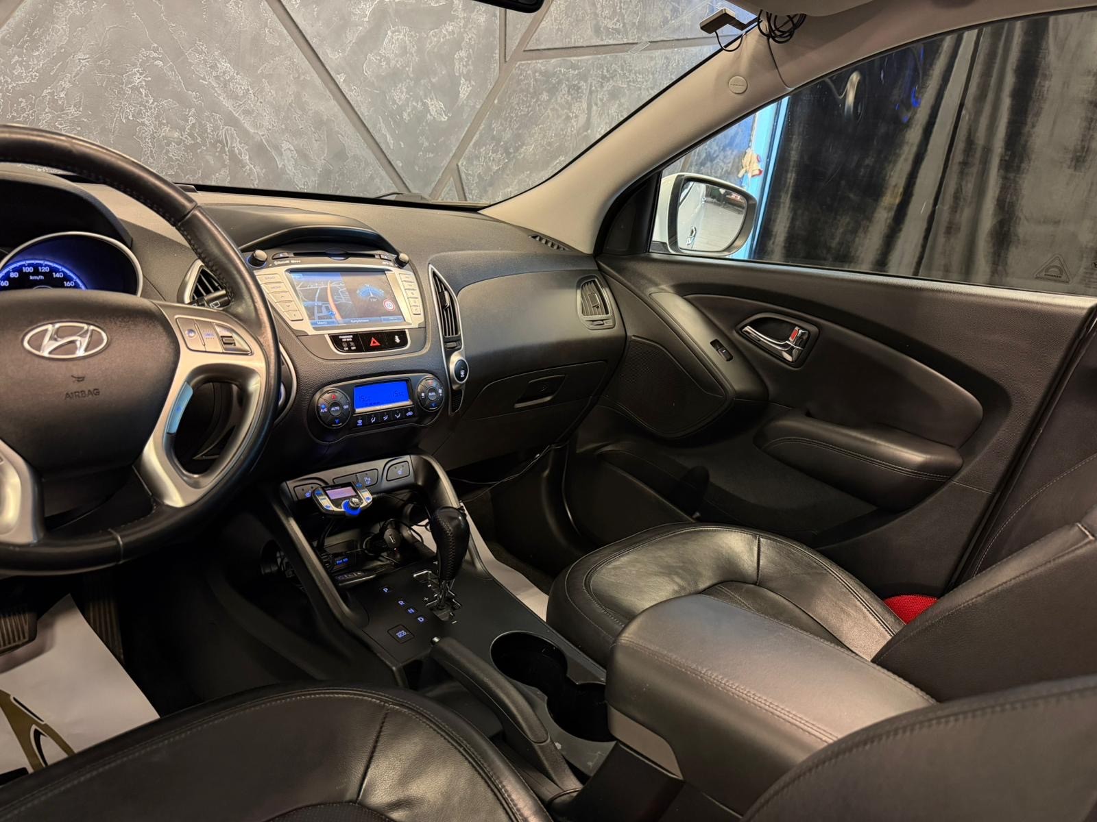 HYUNDAI iX 35 2.0 CRDi Premium 4WD Automatic-image-9