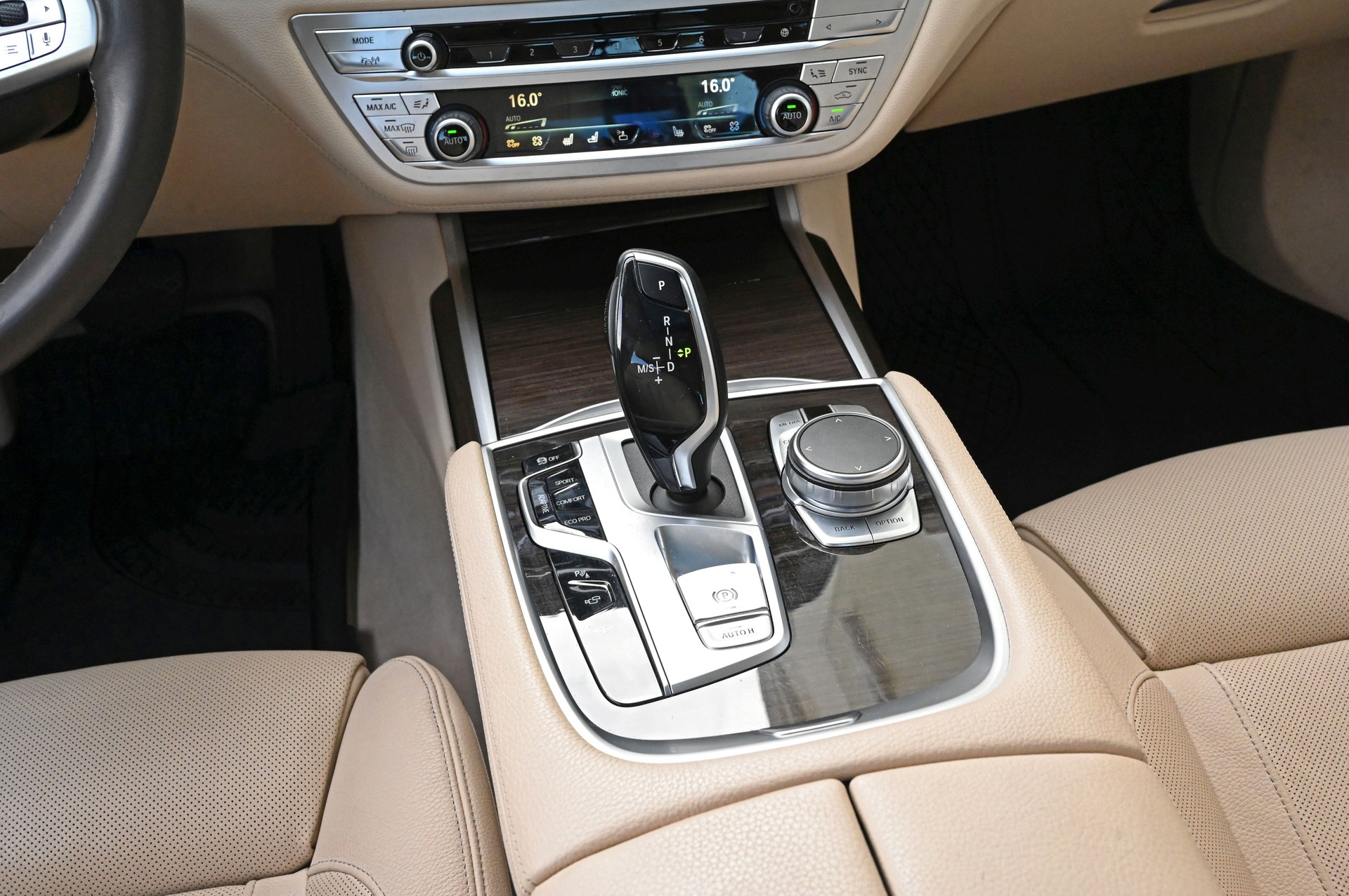 BMW 750i xDrive Steptronic-image-16
