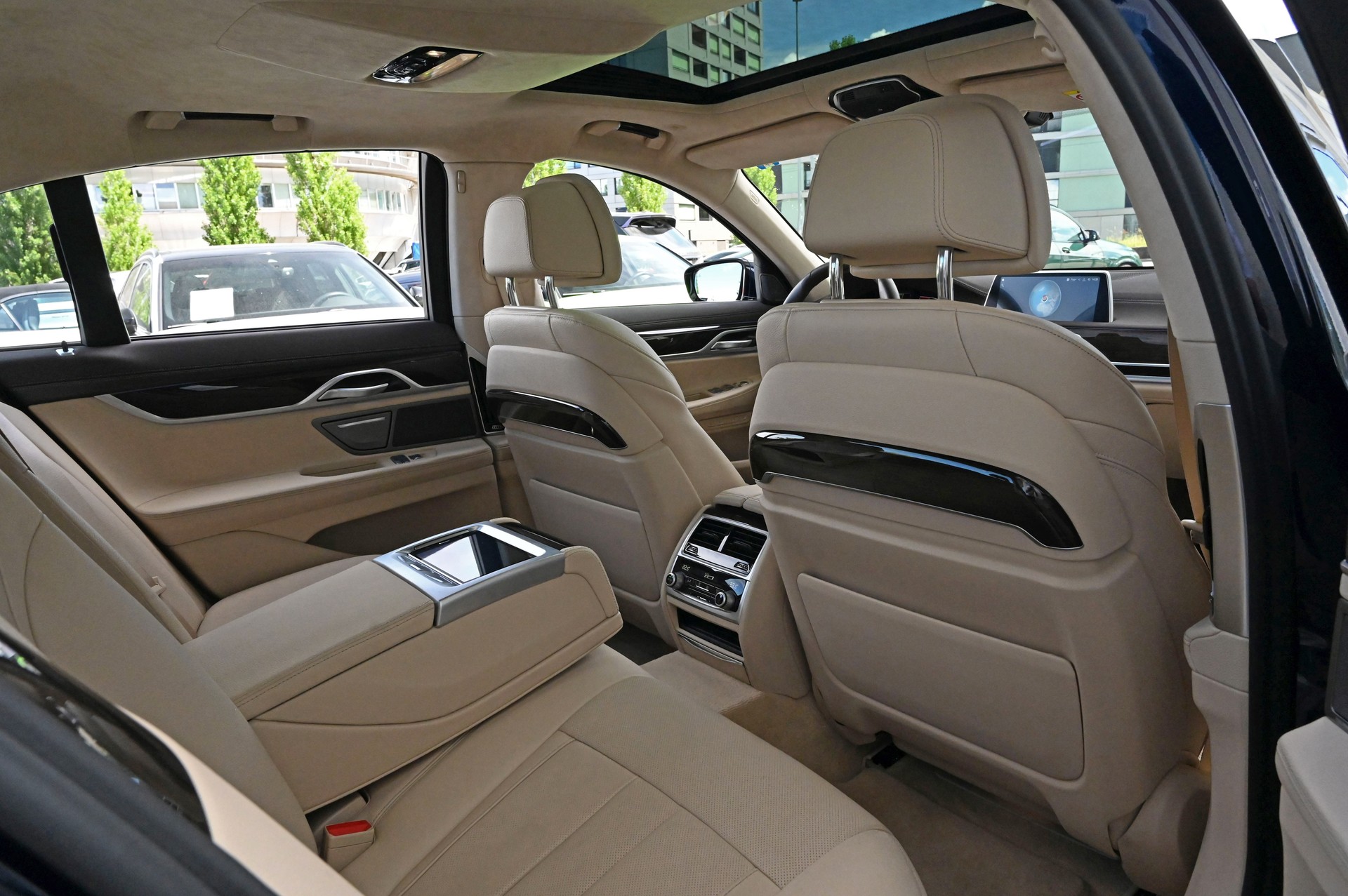 BMW 750i xDrive Steptronic-image-23