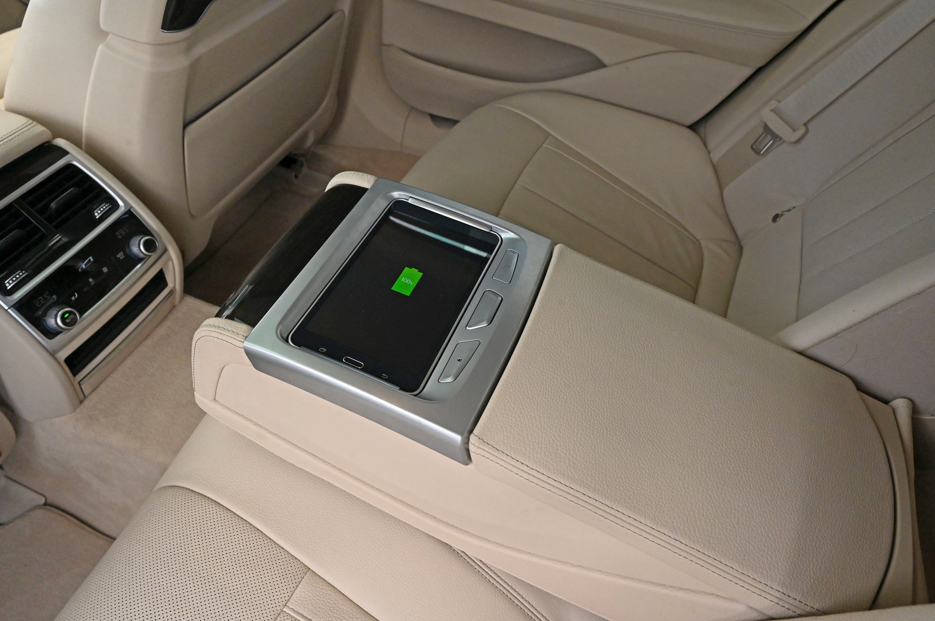 BMW 750i xDrive Steptronic-image-21