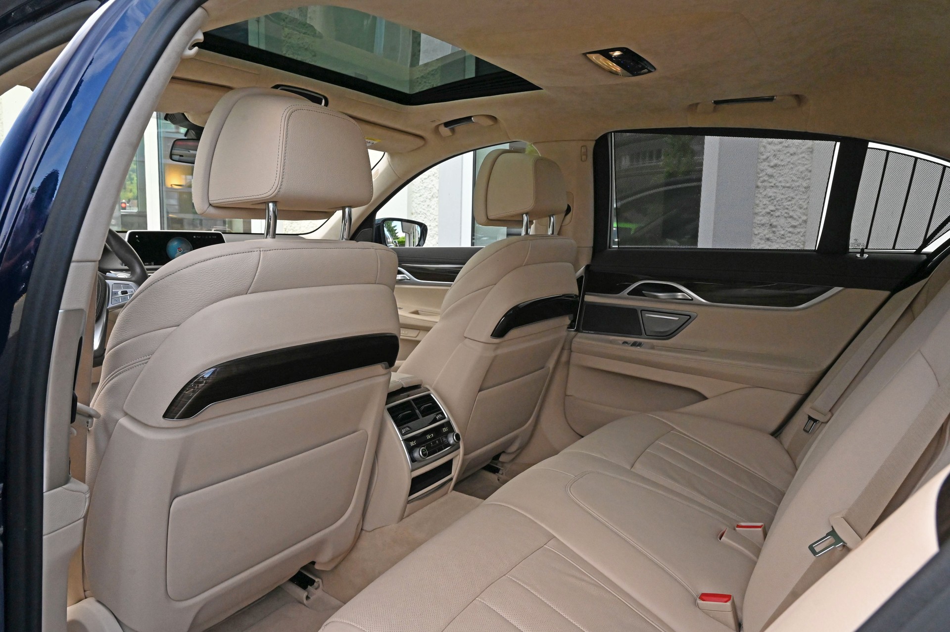 BMW 750i xDrive Steptronic-image-18