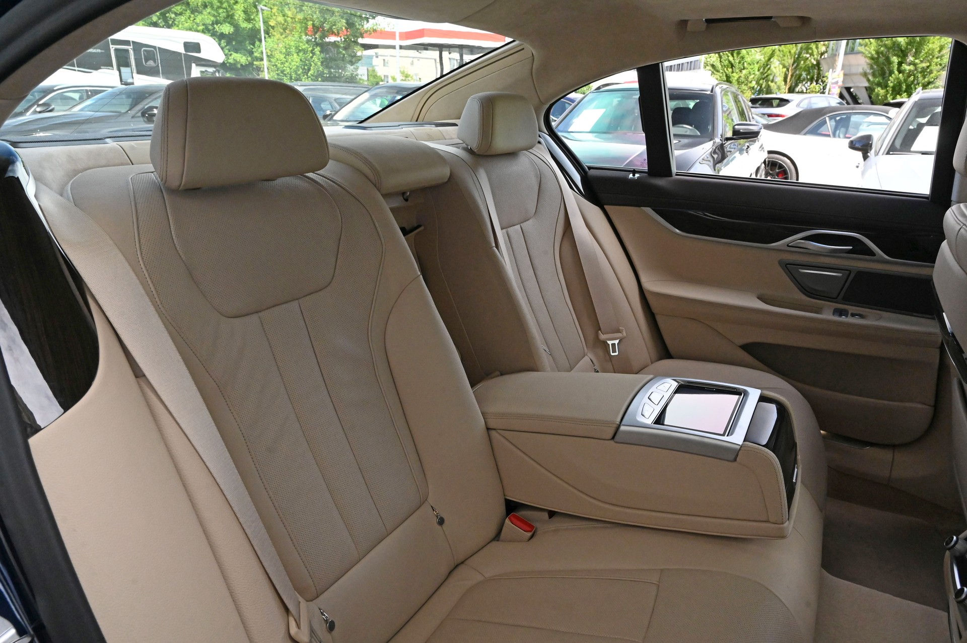 BMW 750i xDrive Steptronic-image-24