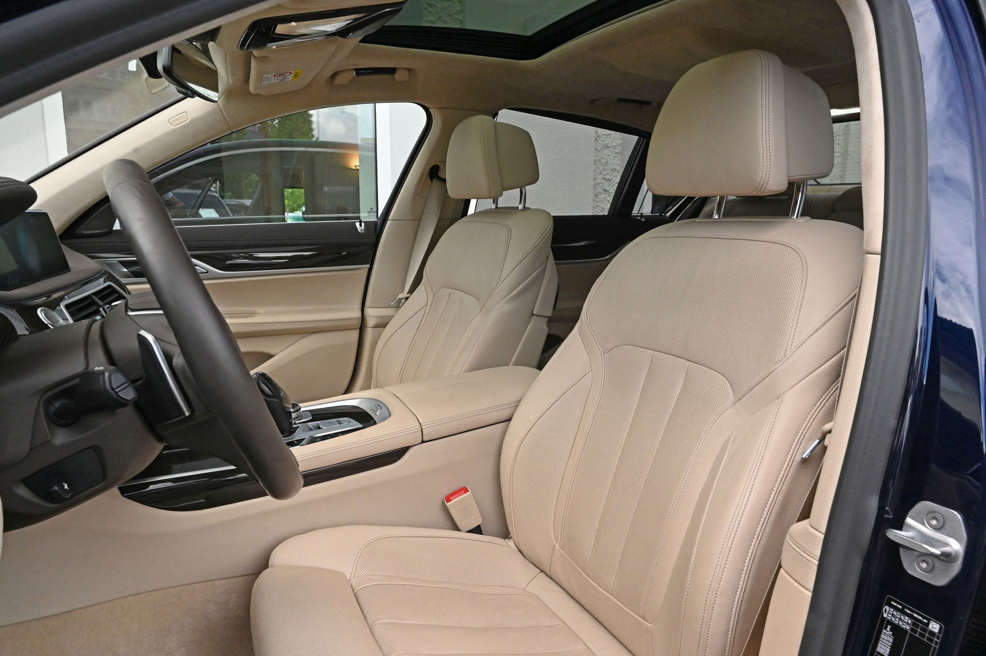 BMW 750i xDrive Steptronic-image-12