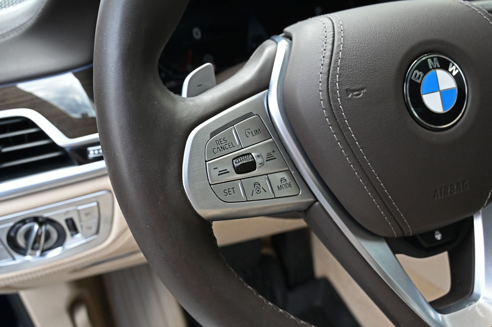 BMW 750i xDrive Steptronic-image-13