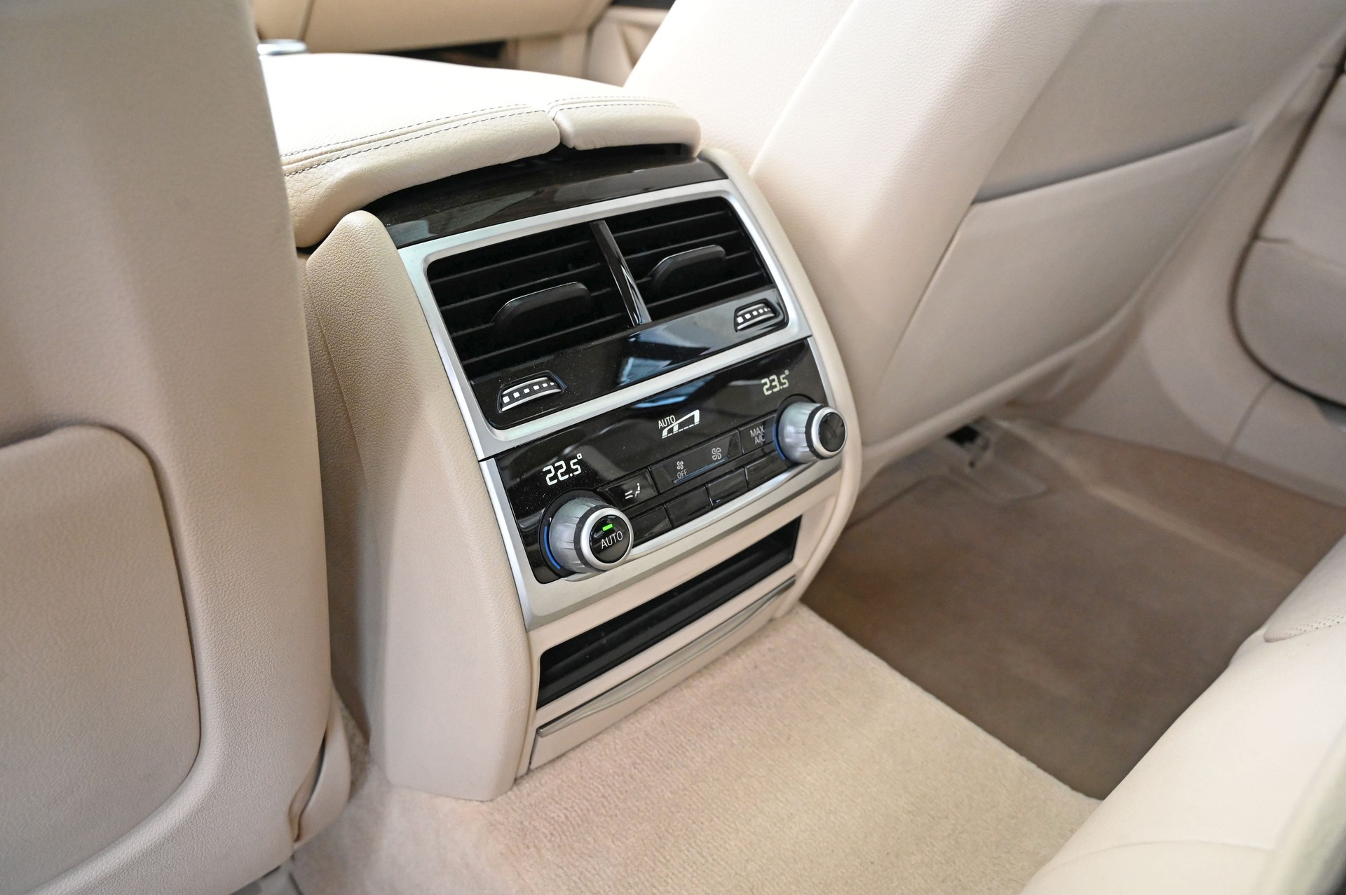 BMW 750i xDrive Steptronic-image-22