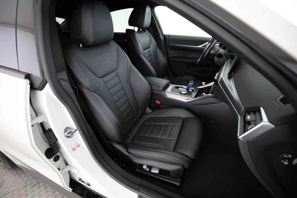 BMW i4 eDrive40-image-13