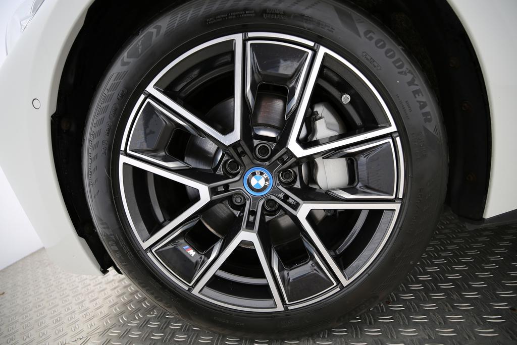 BMW i4 eDrive40-image-17