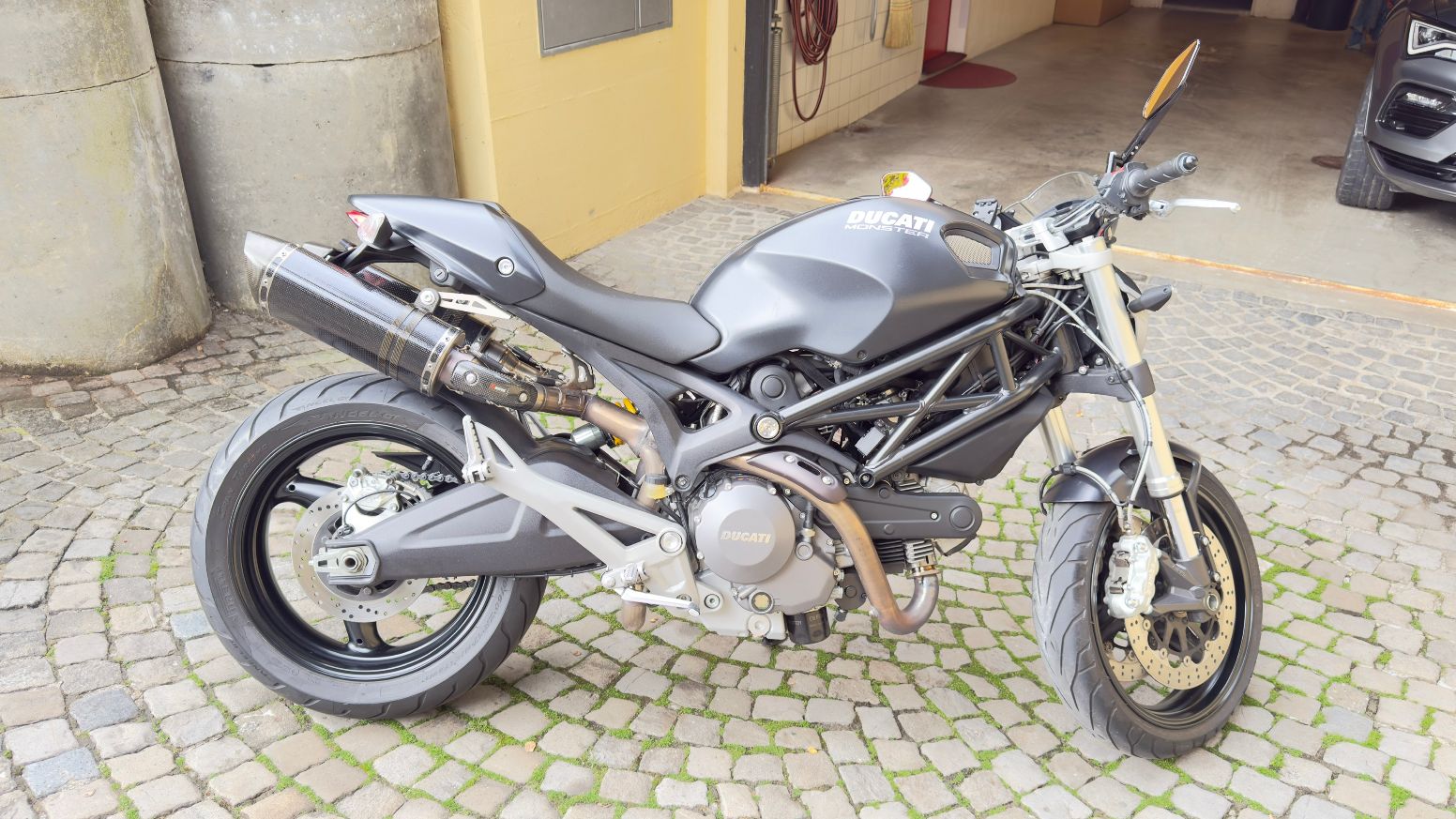 DUCATI MONSTER 696