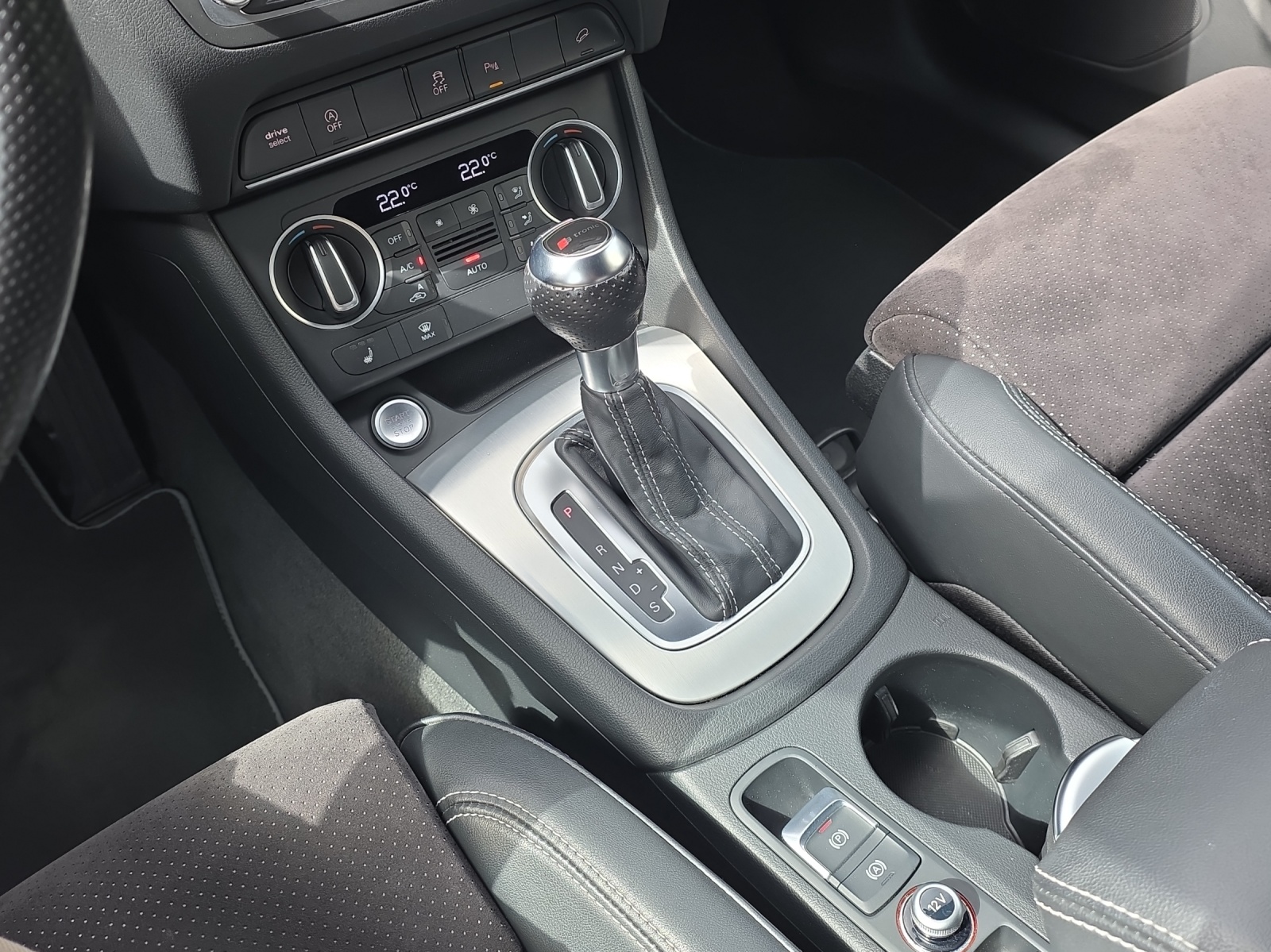 AUDI Q3 2.0 TFSI sport quattro S-tronic-image-12