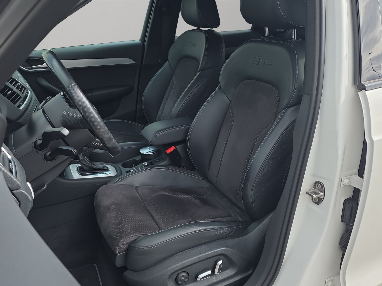 AUDI Q3 2.0 TFSI sport quattro S-tronic-image-7