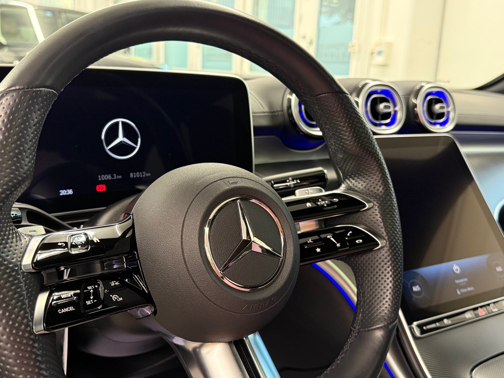 MERCEDES-BENZ C 220 d T 4Matic AMG Line-image-18