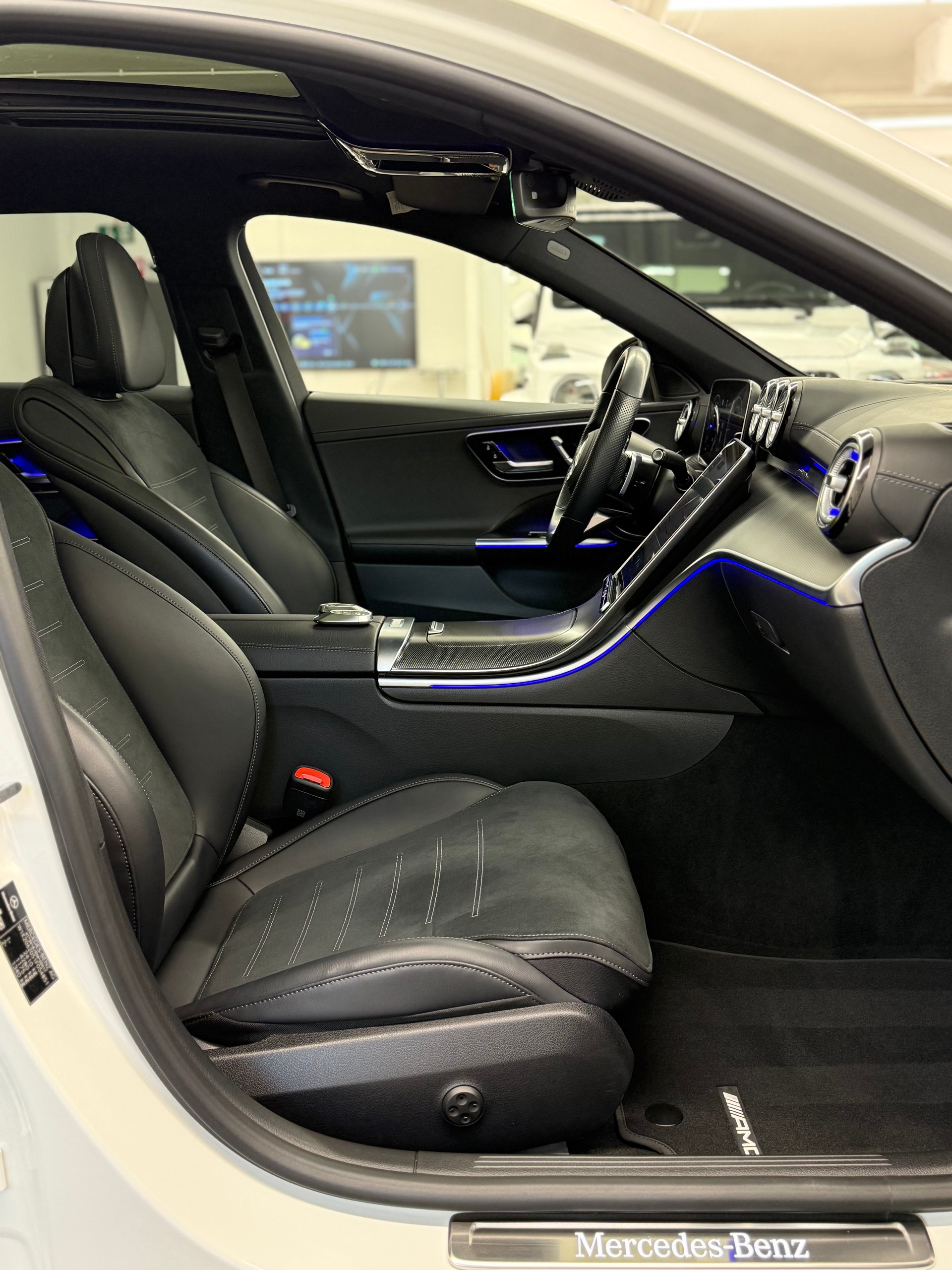 MERCEDES-BENZ C 220 d T 4Matic AMG Line-image-24