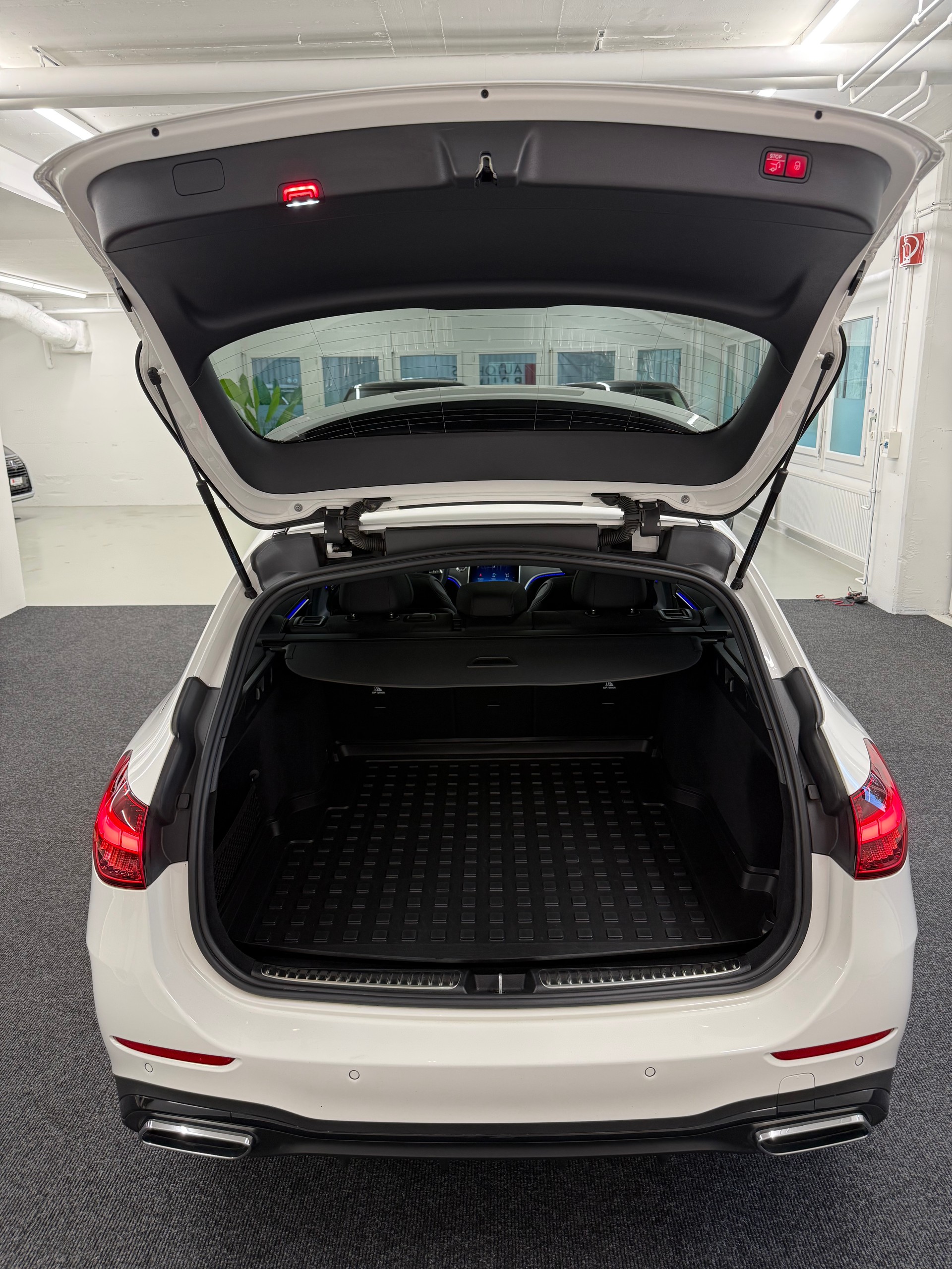 MERCEDES-BENZ C 220 d T 4Matic AMG Line-image-10