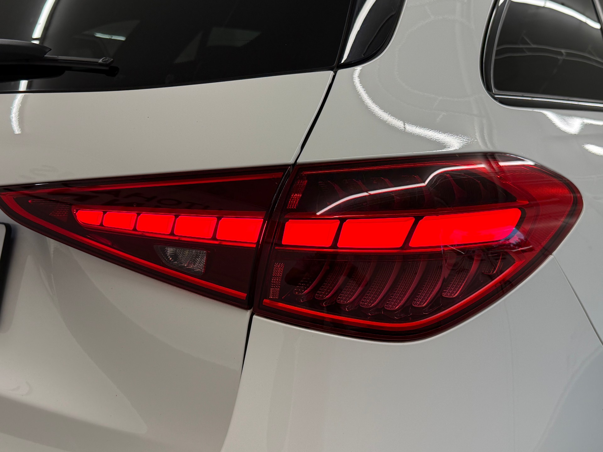 MERCEDES-BENZ C 220 d T 4Matic AMG Line-image-12