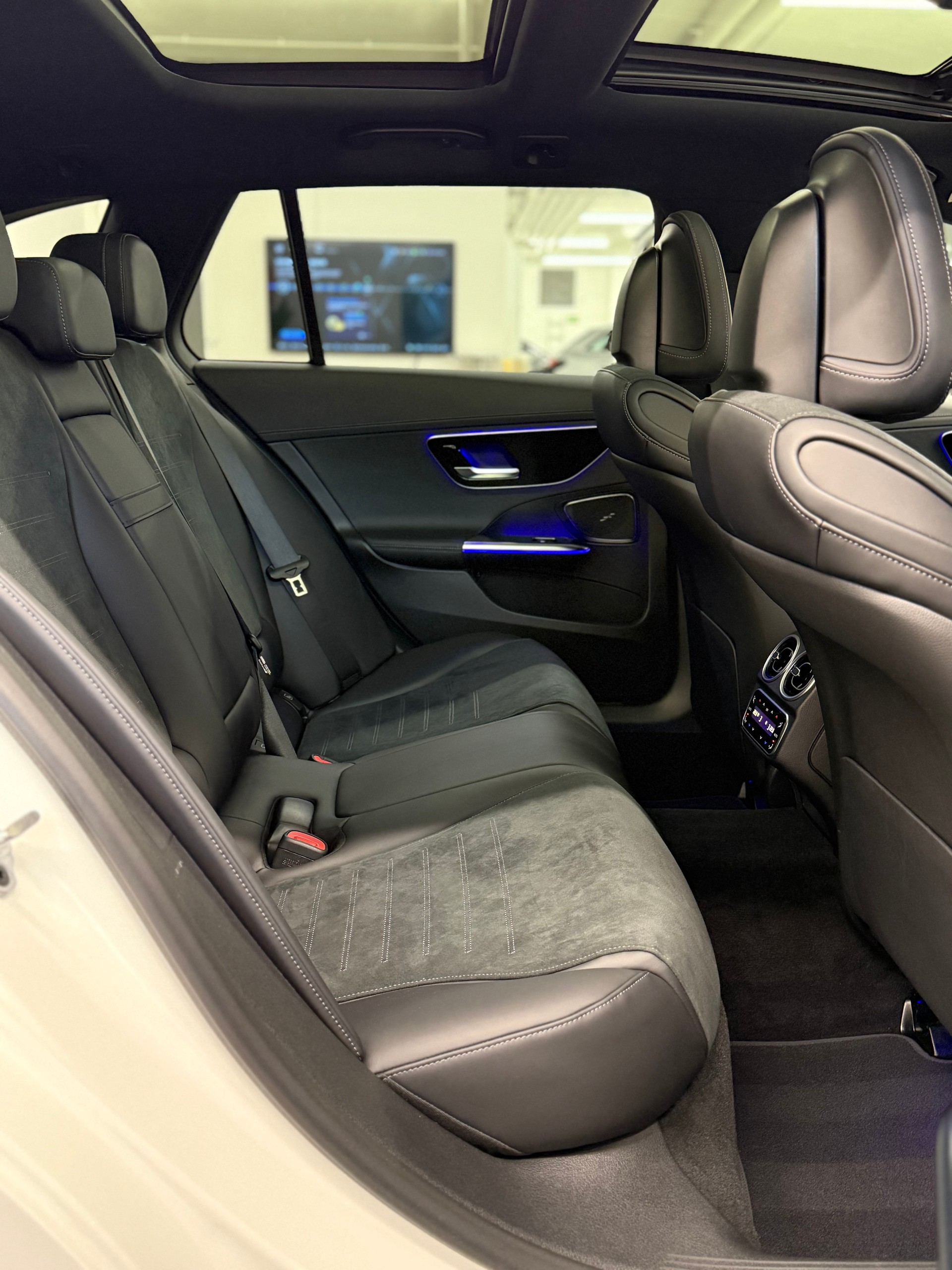 MERCEDES-BENZ C 220 d T 4Matic AMG Line-image-25