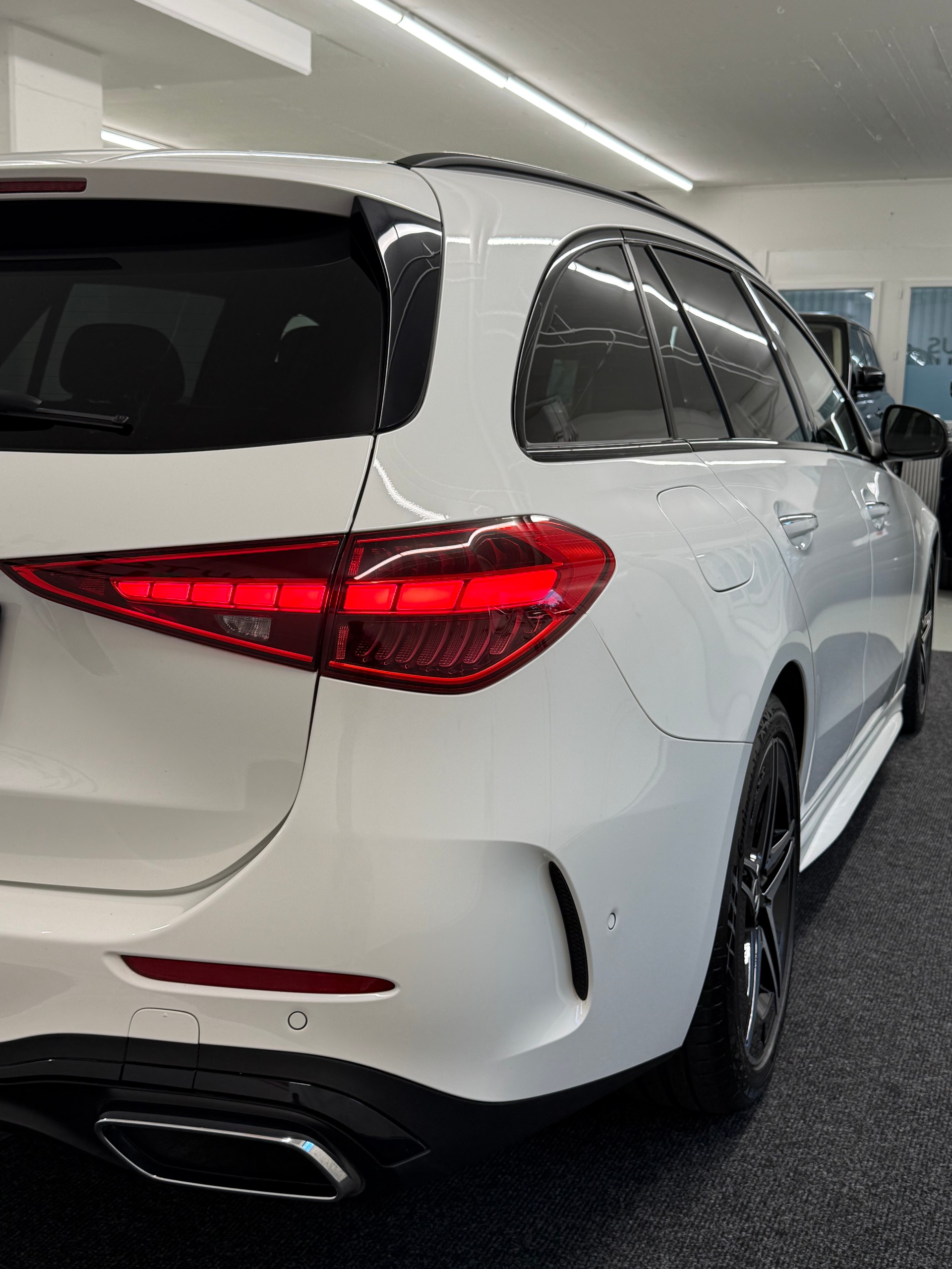 MERCEDES-BENZ C 220 d T 4Matic AMG Line-image-5