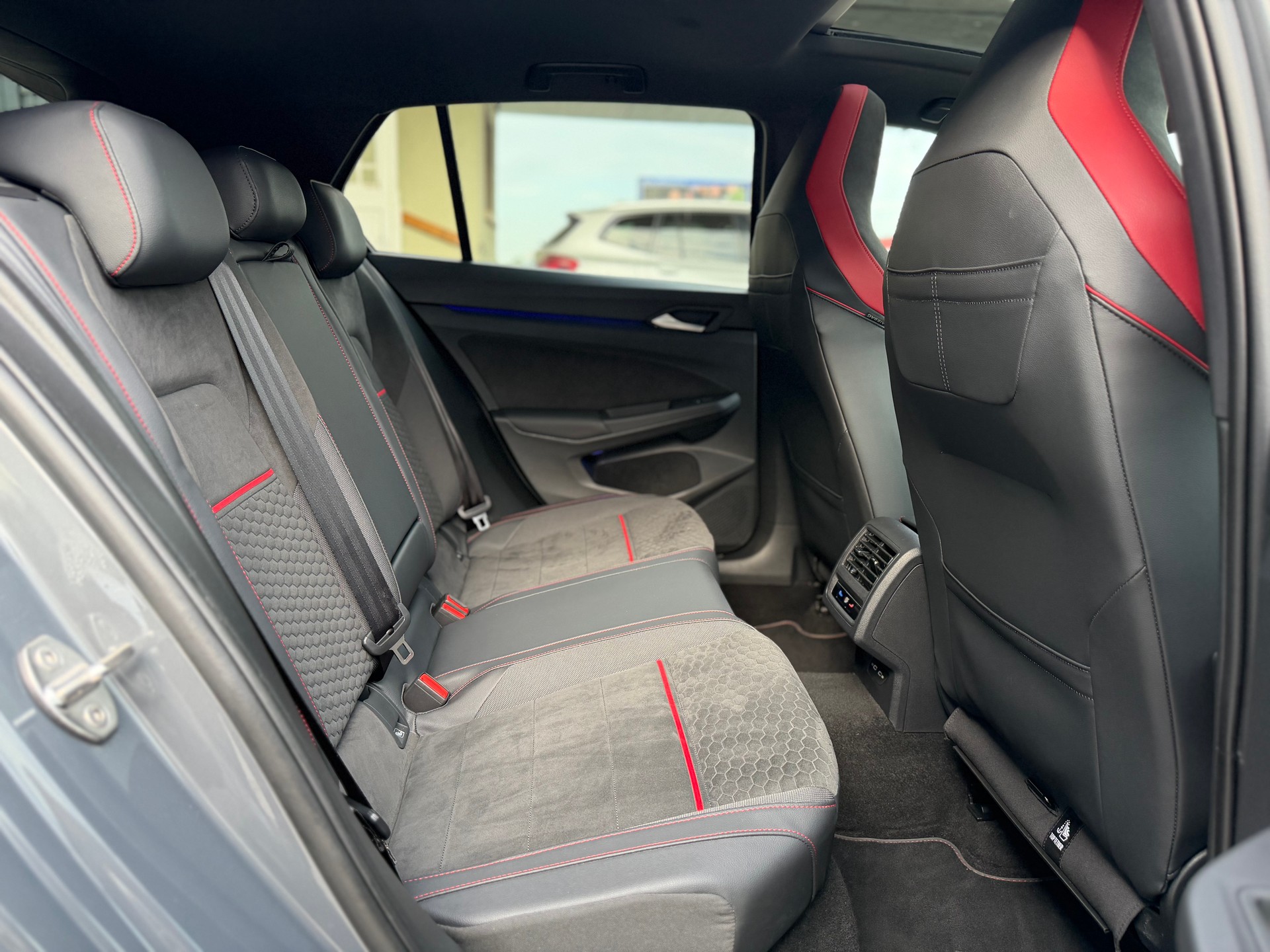 VW Golf 2.0 TSI GTI Clubsport DSG Akrapovic-image-13