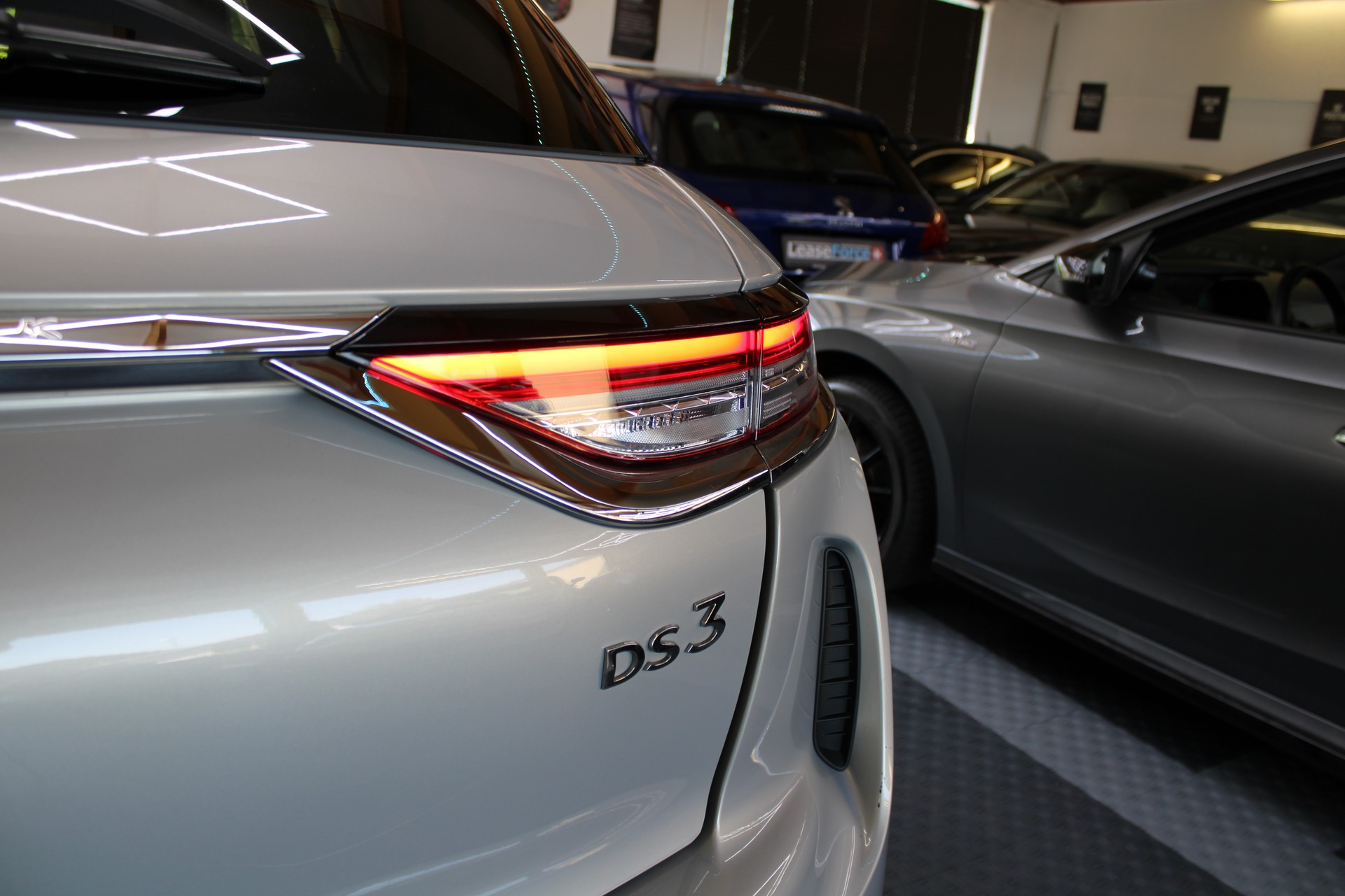 DS AUTOMOBILES DS 3 Crossback 1.2 PureTech Bastille EAT8-image-4