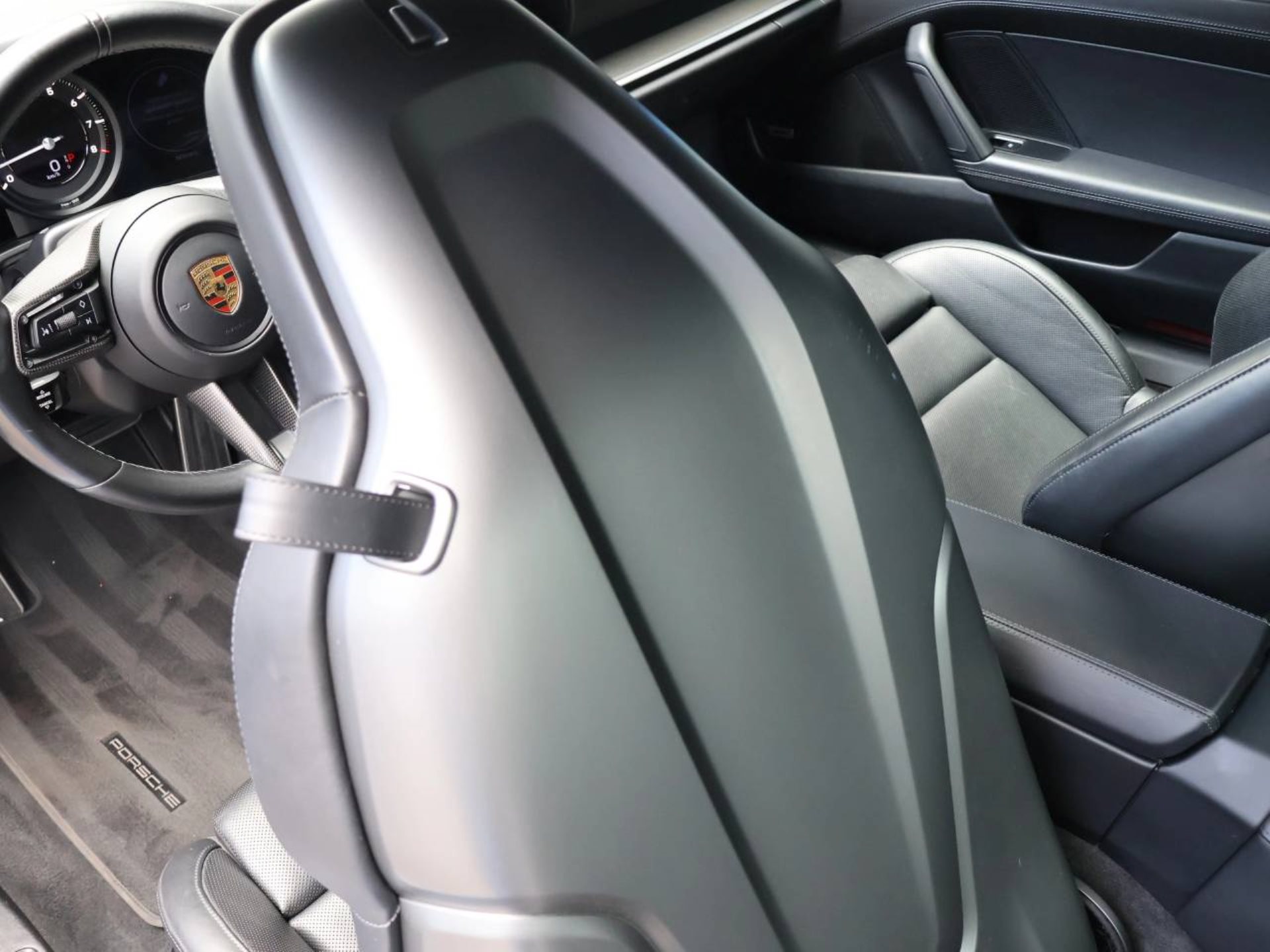 PORSCHE 911 Carrera 4S-image-15