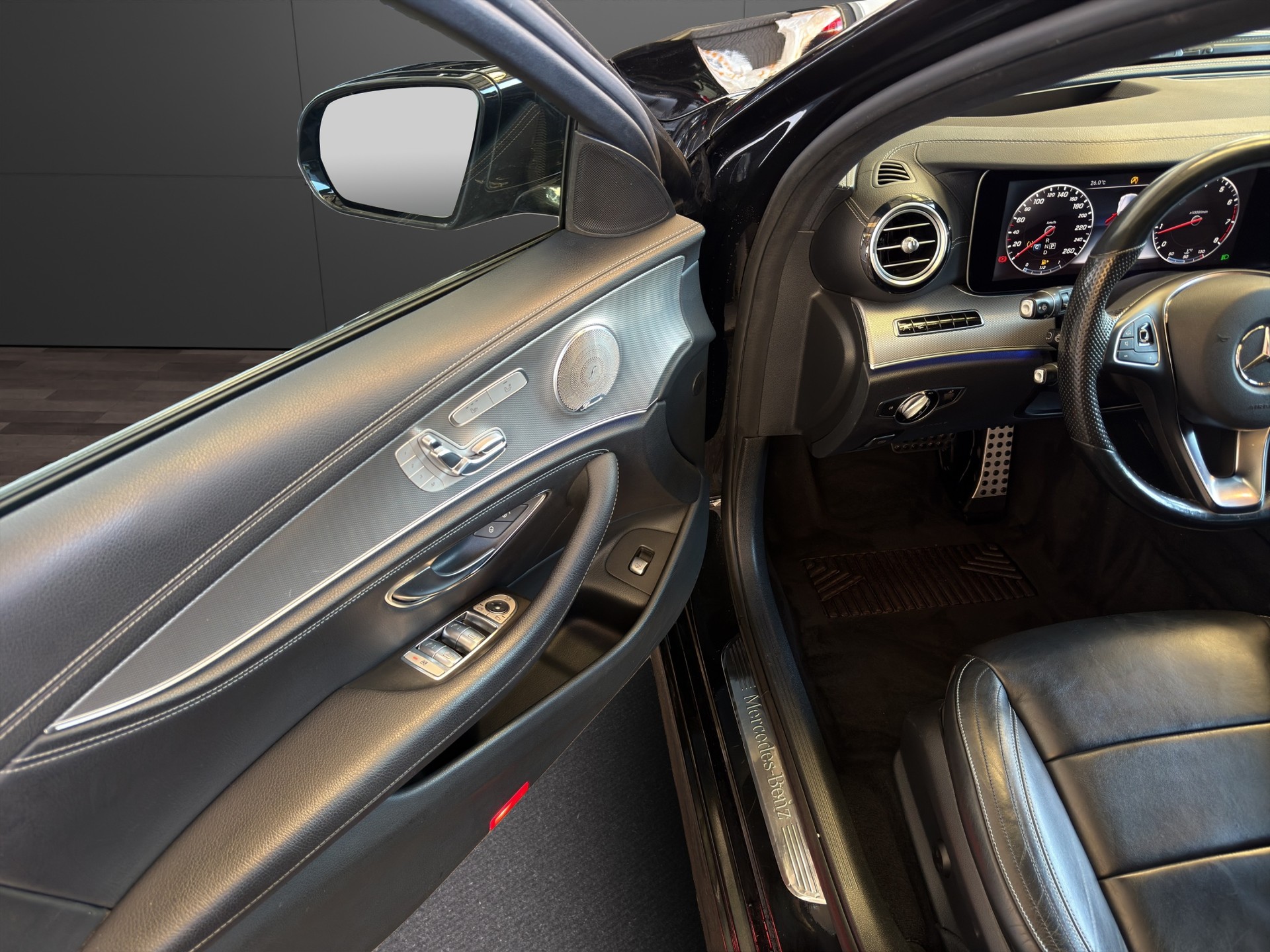 MERCEDES-BENZ E 250 AMG Line 9G-Tronic-image-19