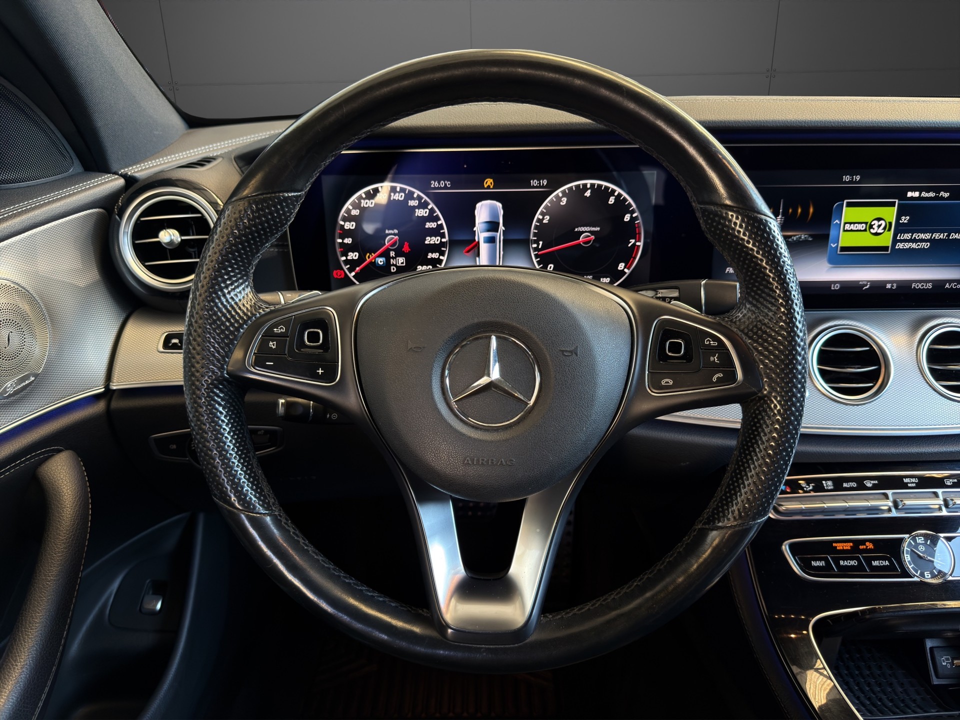 MERCEDES-BENZ E 250 AMG Line 9G-Tronic-image-11
