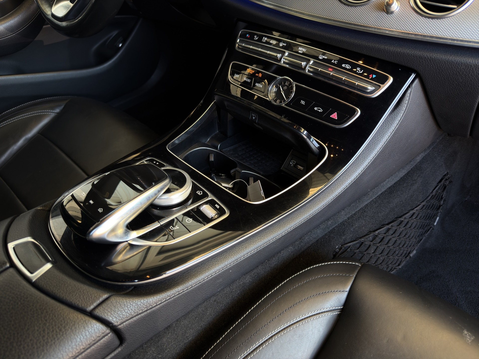 MERCEDES-BENZ E 250 AMG Line 9G-Tronic-image-18
