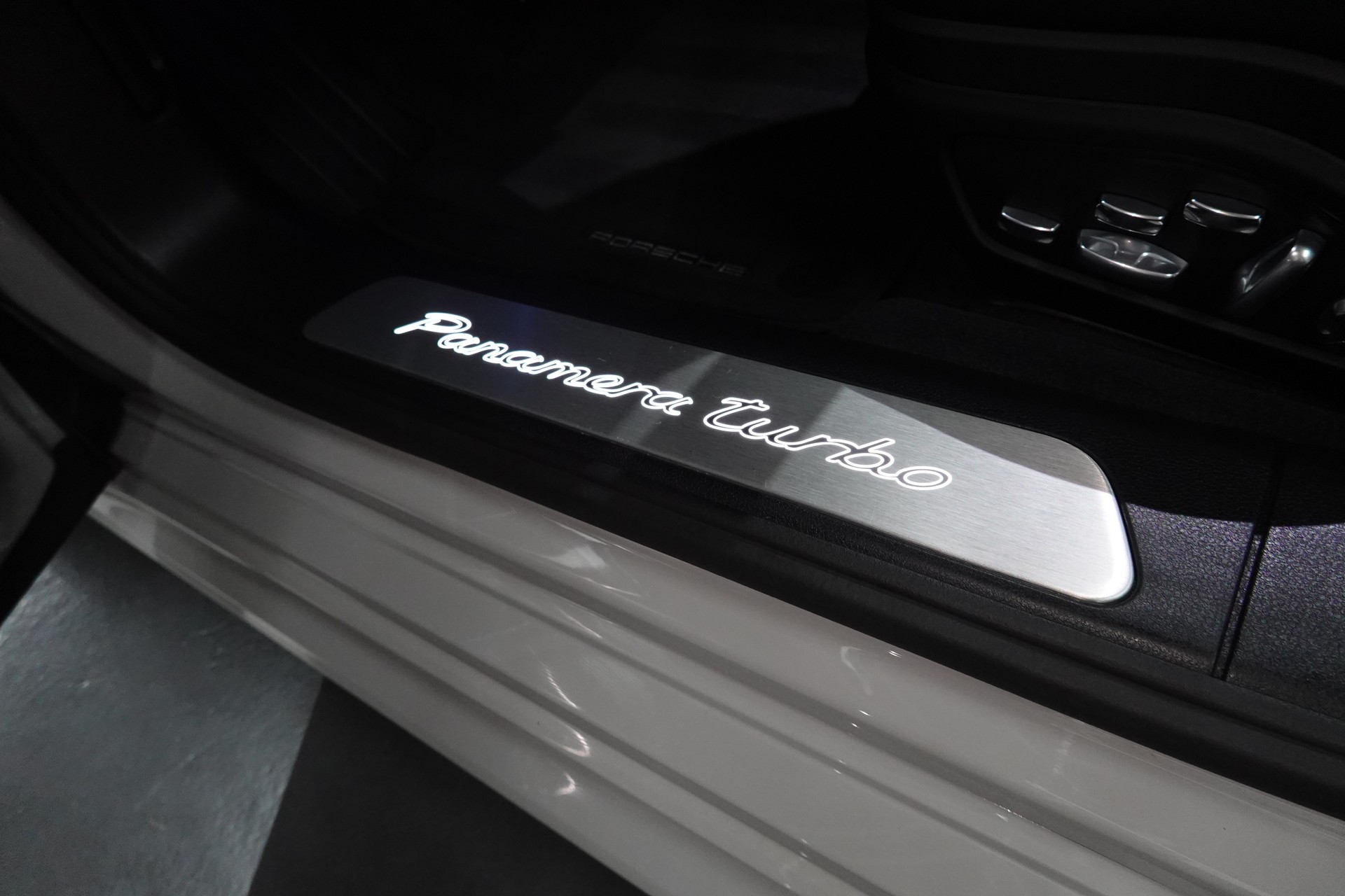 PORSCHE PANAMERA TURBO PDK PTS KREIDE CH-FZ APPROVED LAUFEND BIS 2027-image-35