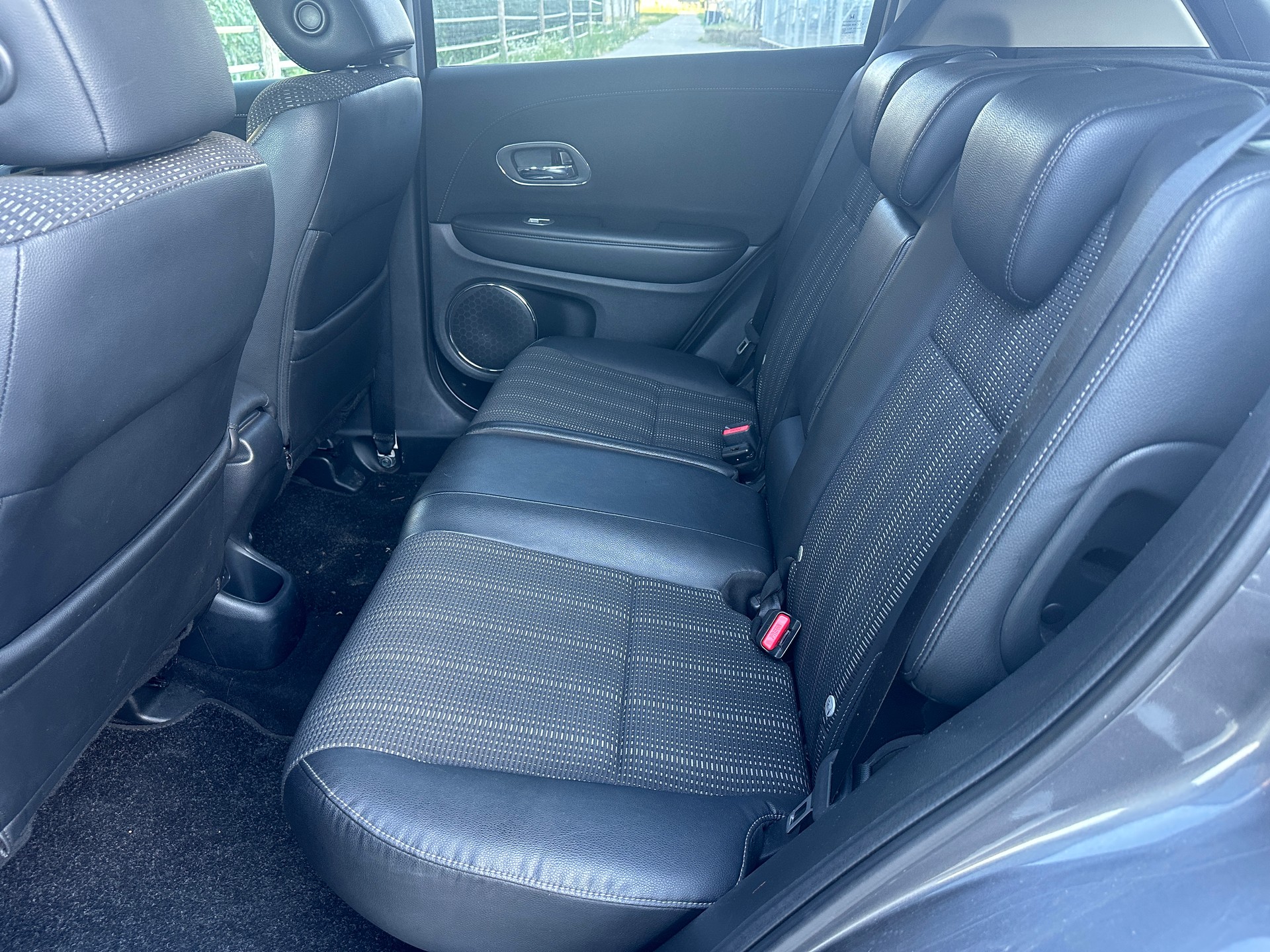 HONDA HR-V 1.6i-DTEC Executive-image-12
