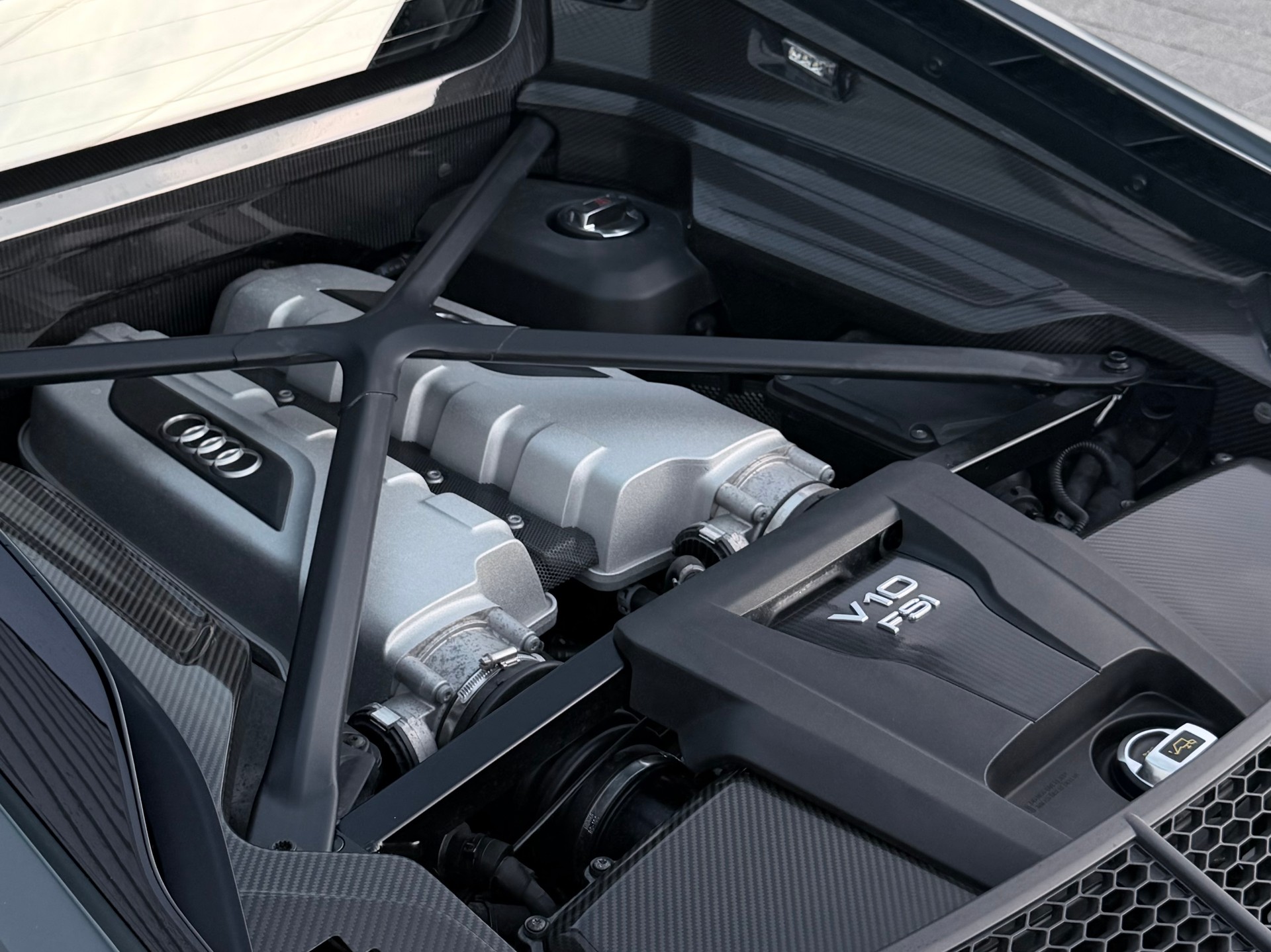 AUDI R8 Coupé 5.2 plus S-Tronic-image-12