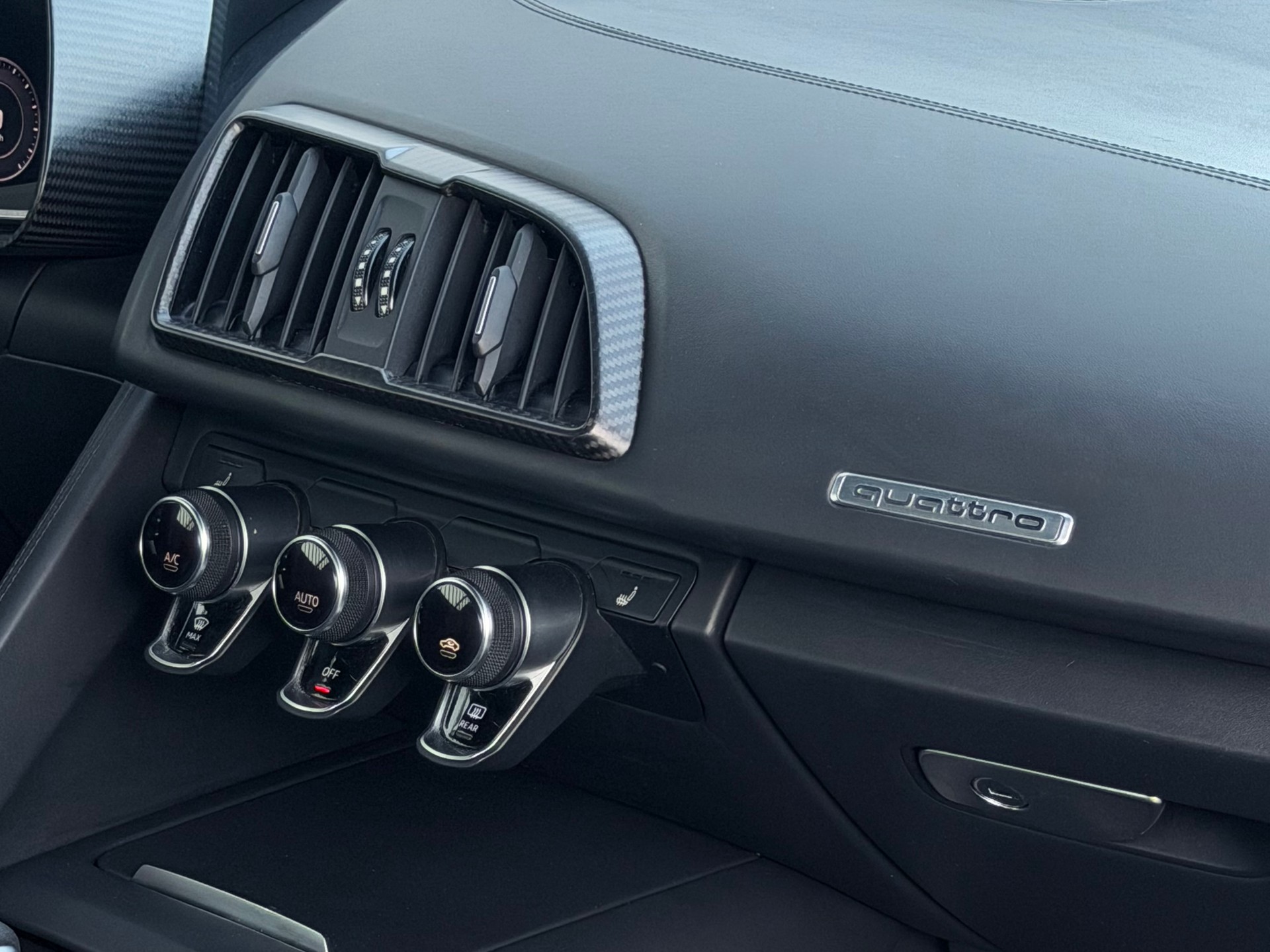 AUDI R8 Coupé 5.2 plus S-Tronic-image-6