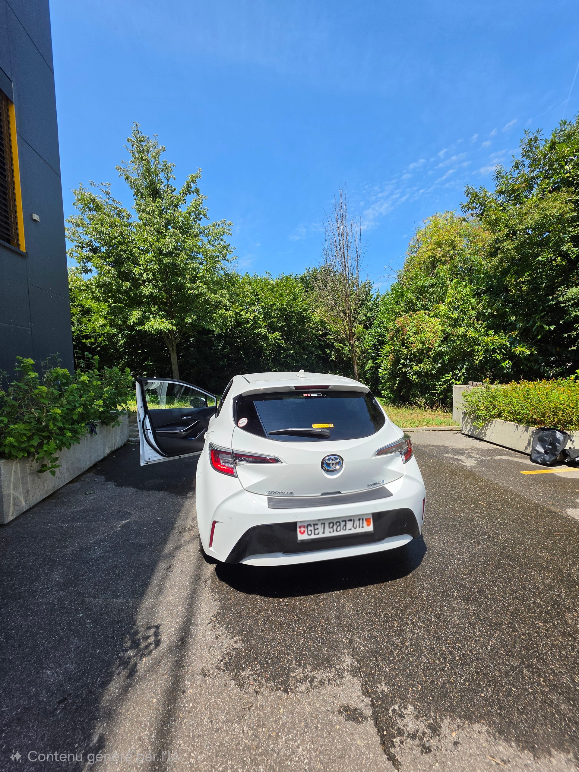TOYOTA 1.8 HSD Trend-image-1