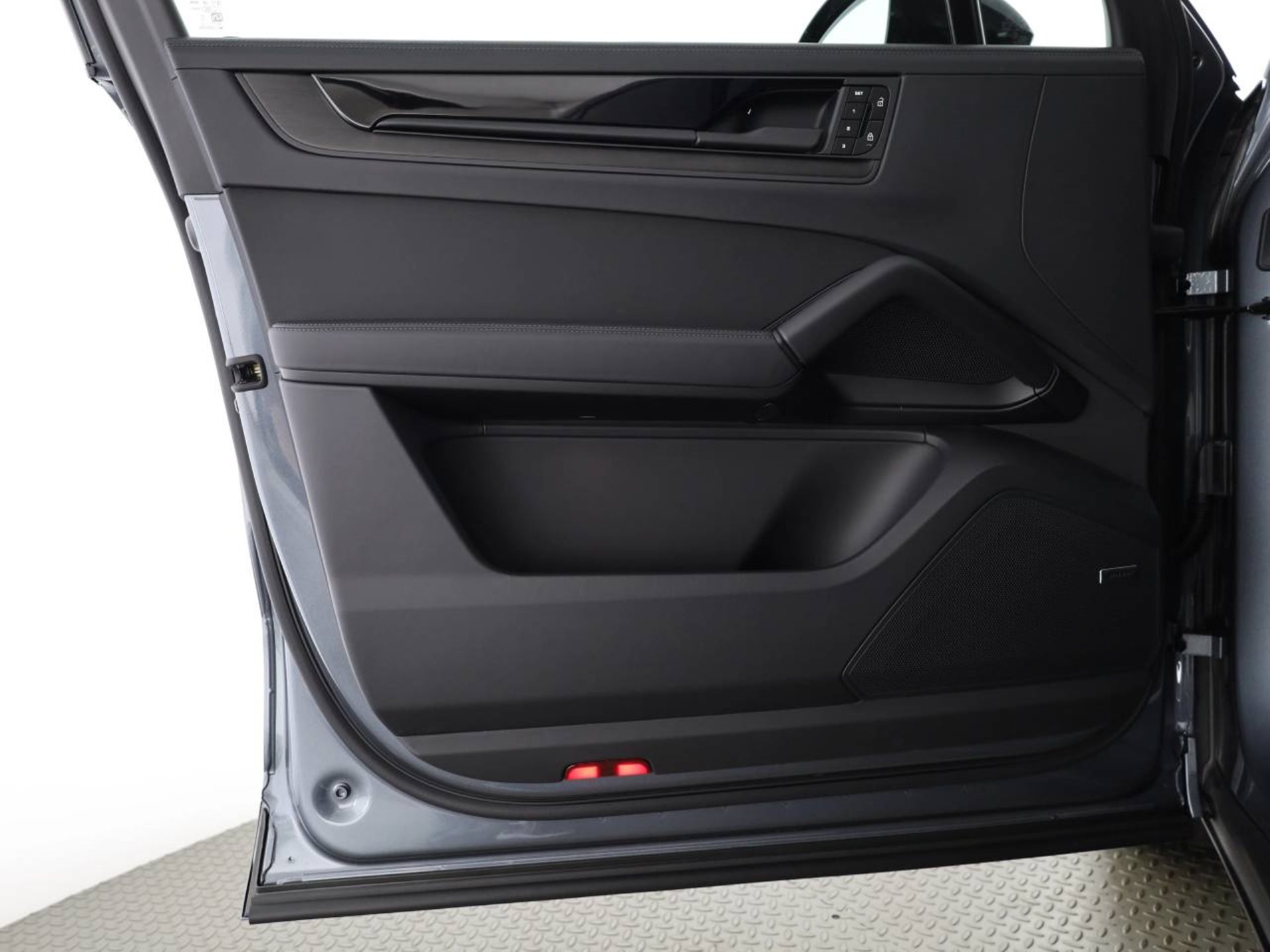 PORSCHE Cayenne E-Hybrid Black Edition-image-17