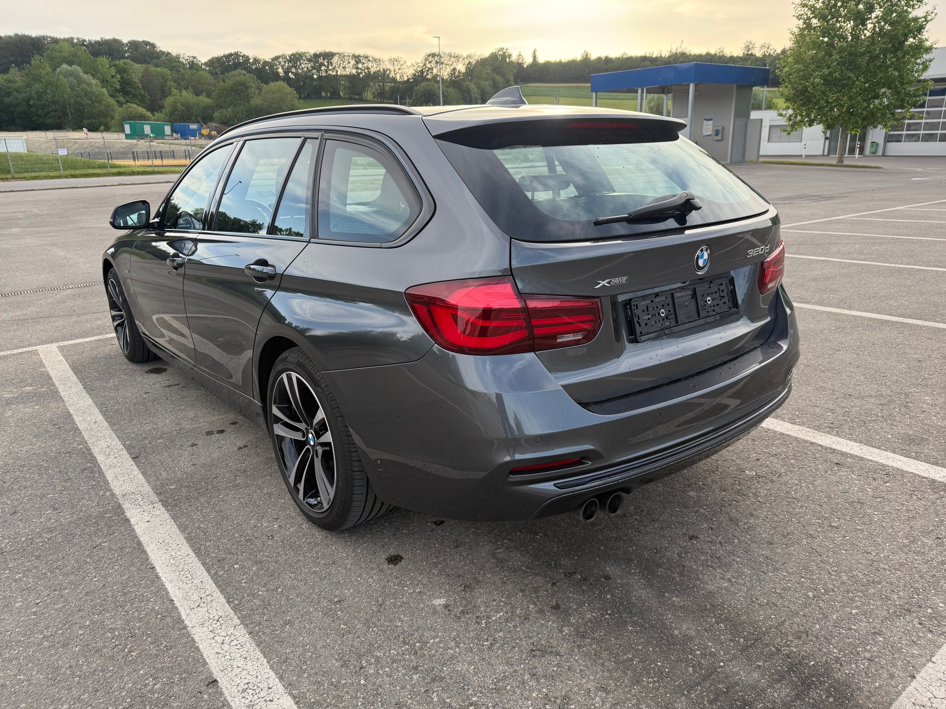 BMW 320d xDrive-image-2