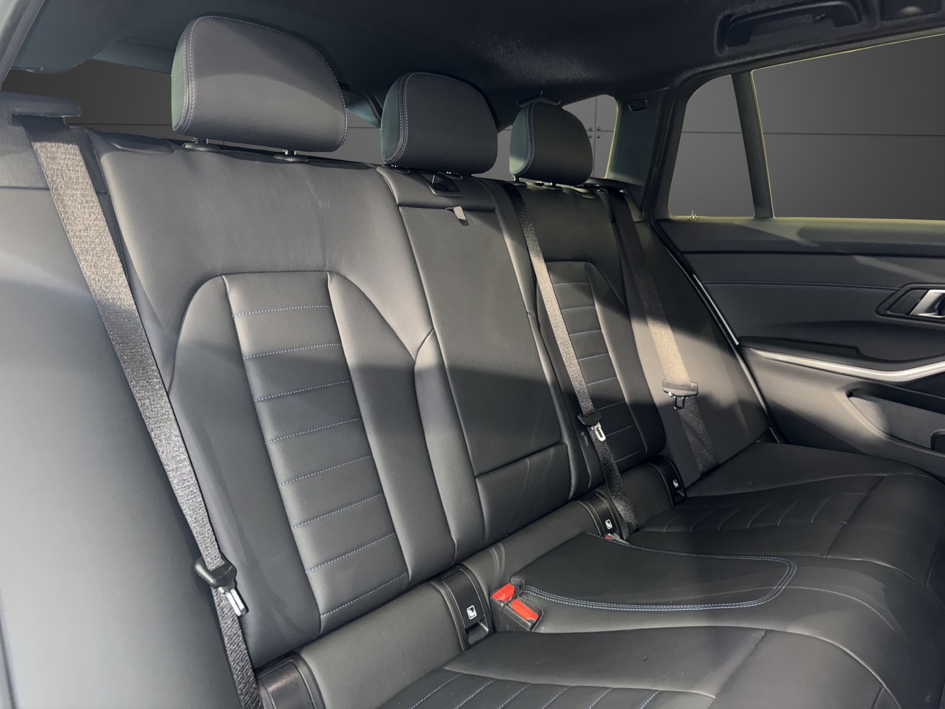 BMW 320d xDrive Touring M Sport-image-16