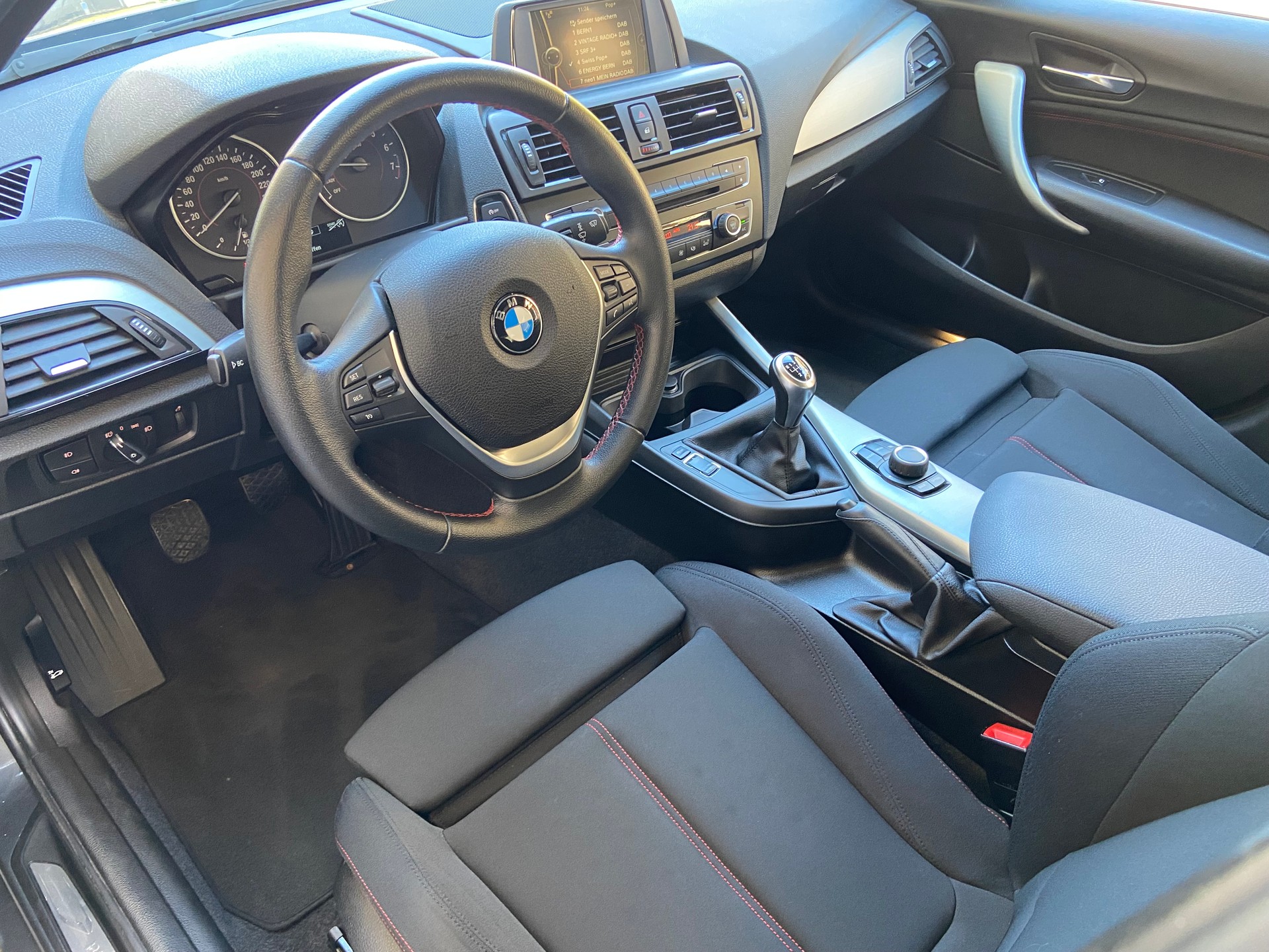 BMW 118i Sport Line-image-12