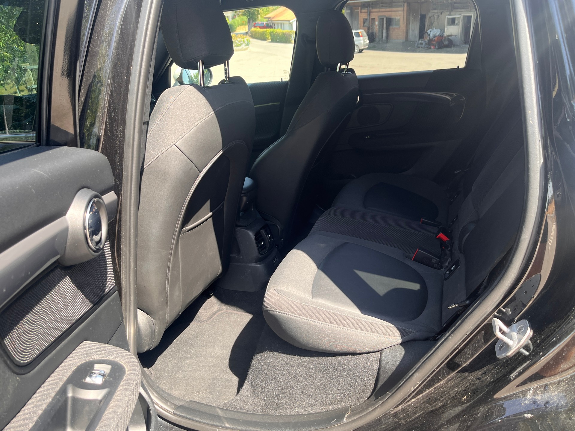 MINI 1.5i Cooper S E ALL4-image-9