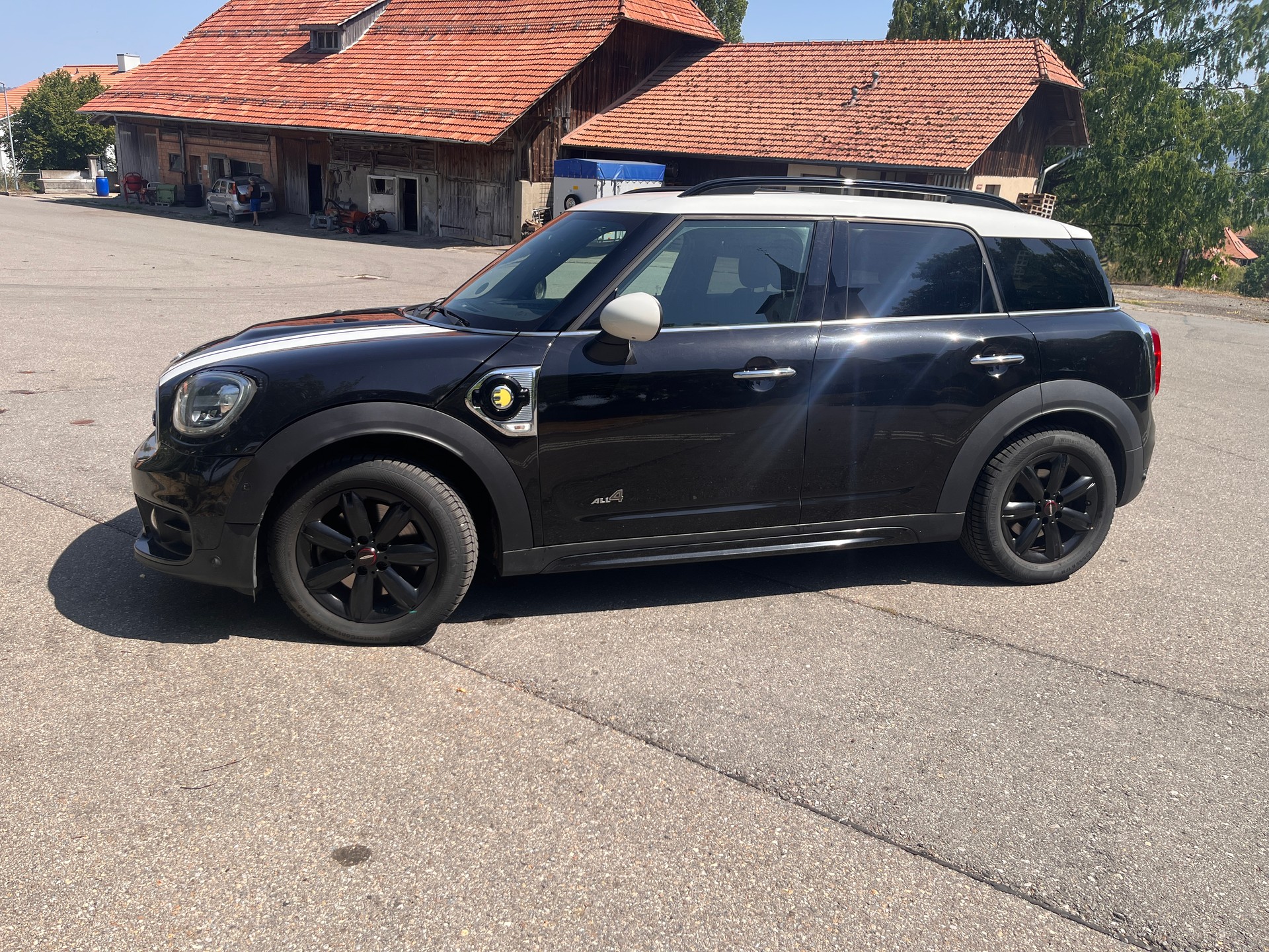 MINI 1.5i Cooper S E ALL4-image-2