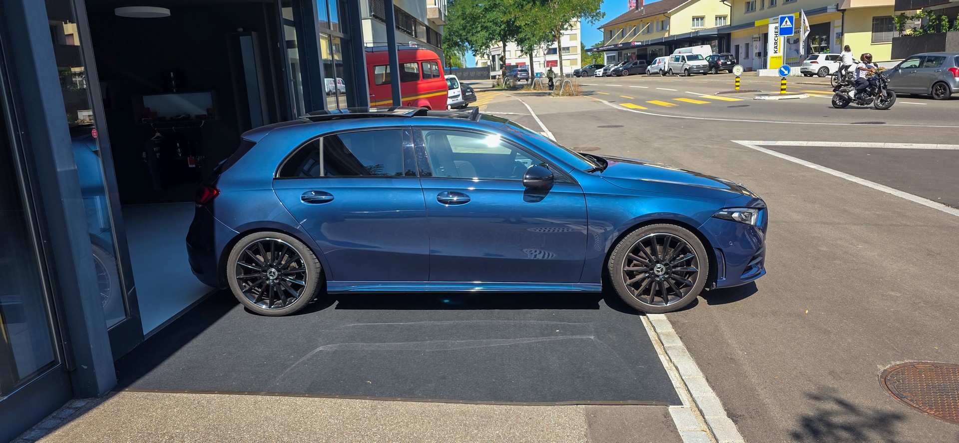 MERCEDES-BENZ A 220 d 4Matic AMG Line-image-4